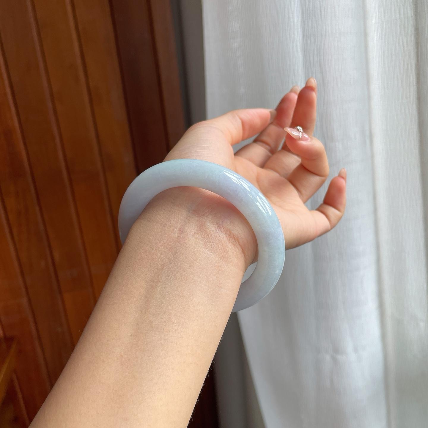 糯冰种淡紫底翡翠圆条手镯（55mm）