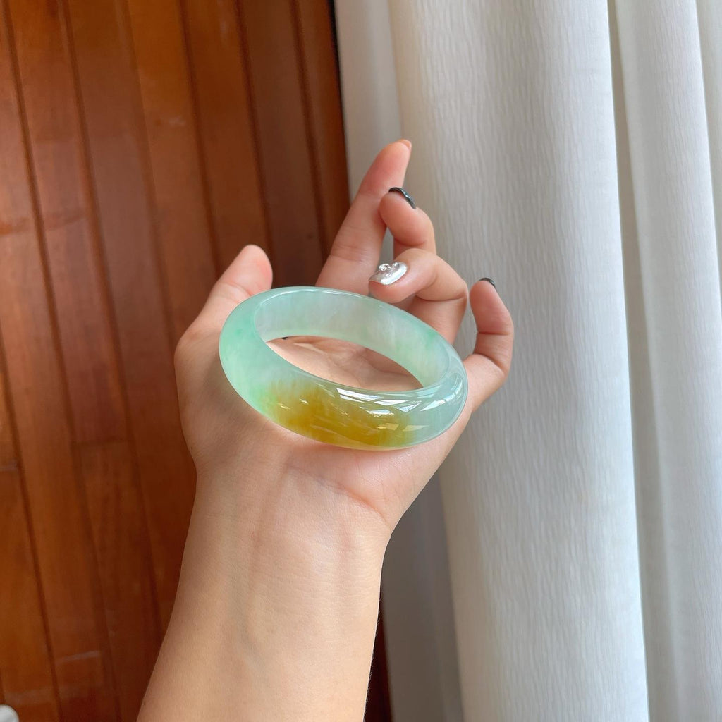 冰种晴绿底飘黄翡翡翠特色镯（56.5mm）（yc278063）