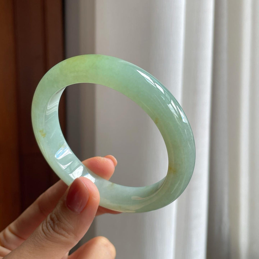 糯冰晴绿底飘黄翡翠平安镯（59mm）（yc277392）