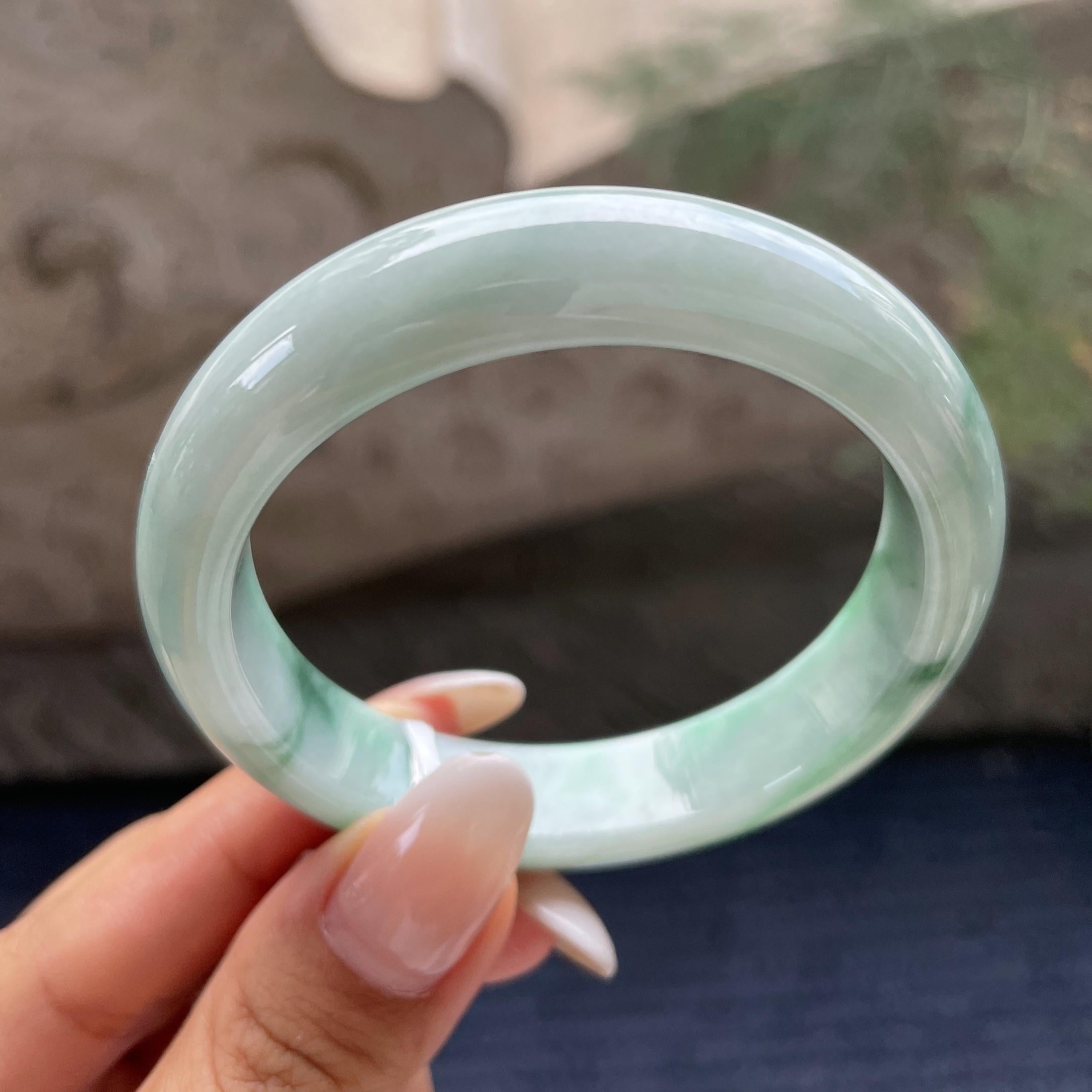 小圈口     细糯种晴底飘绿正圈平安镯52.5圈     天然缅甸A货翡翠（yc421240）