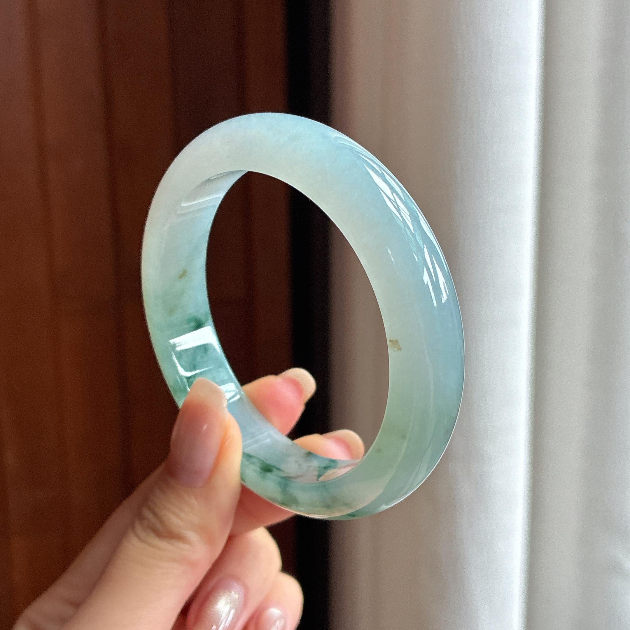 Vòng tay ngọc phỉ thúy tròn bình an Miến Điện tự nhiên loại A - 56 vòng với hoa văn nổi trên nền đá bán trong