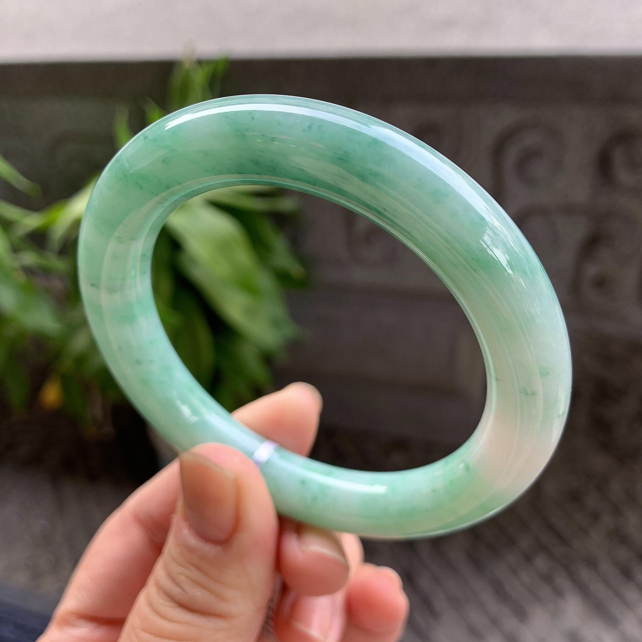 细糯种飘绿花圆条手镯55.7圈口 天然缅甸A货翡翠（yc332530）