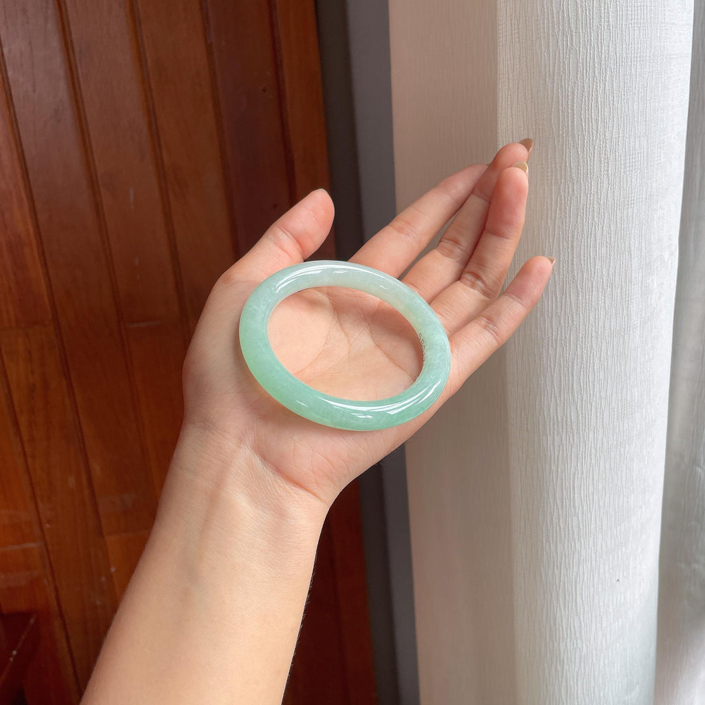糯冰晴绿底翡翠圆条手镯（55mm）（yc404829）
