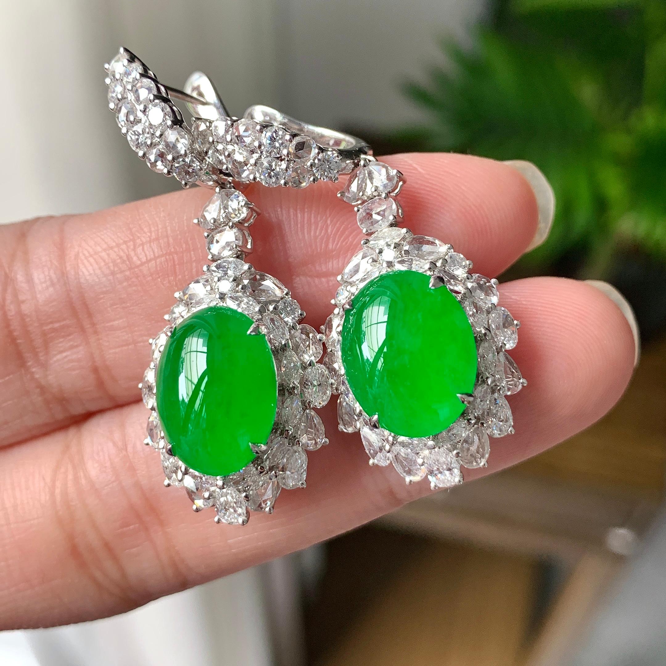 18K金钻镶糯冰种阳绿蛋面耳坠（yc254107）