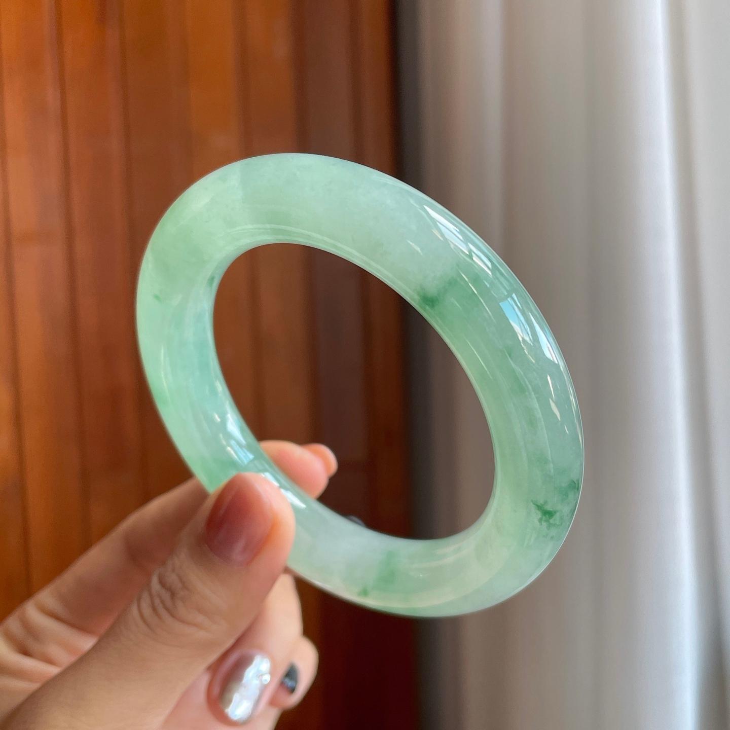 冰种晴绿底飘花翡翠圆条手镯（57mm）（yc279363）