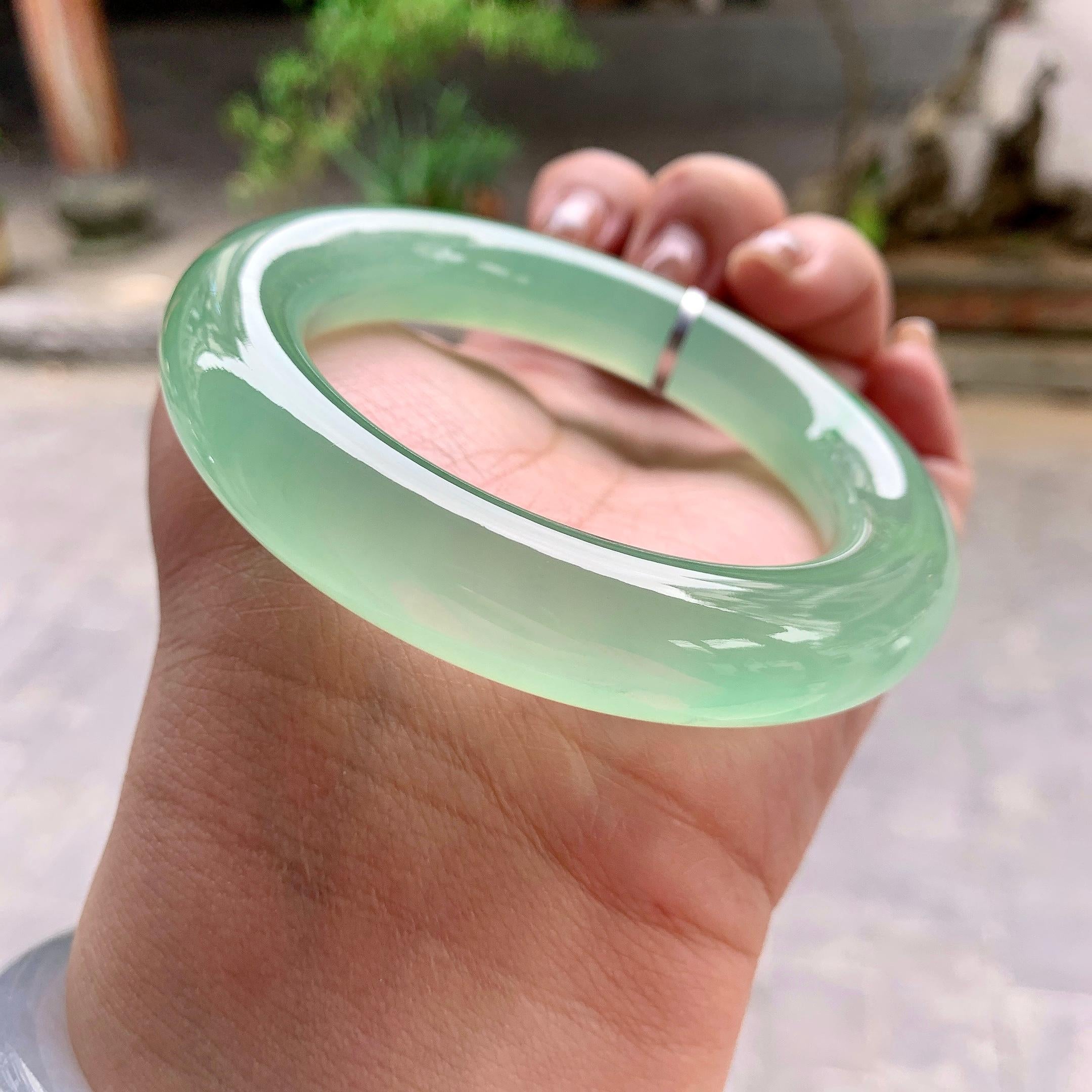 厚装饱满 冰种晴水飘绿花圆条手镯 57圈口 天然缅甸A货翡翠（yc378785）