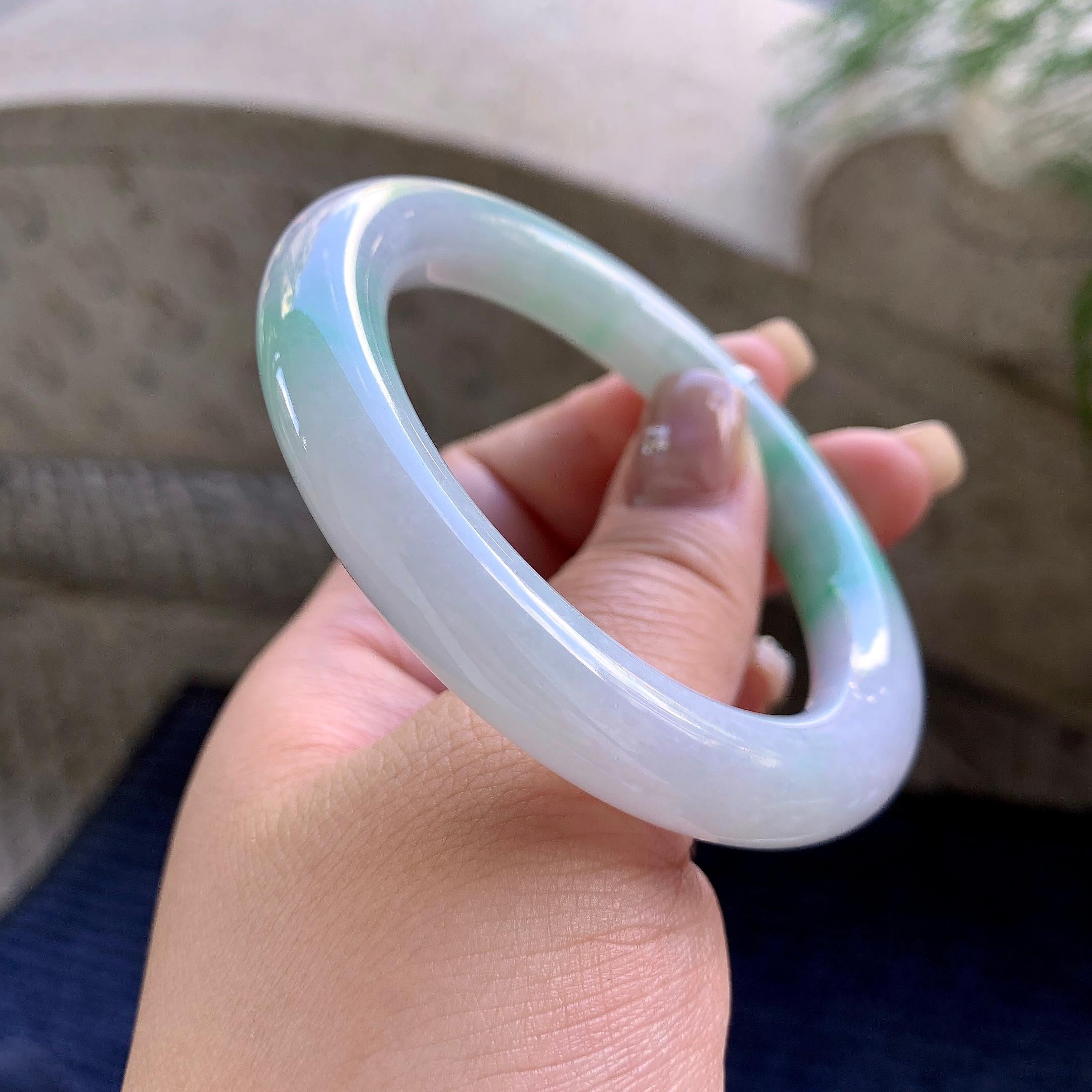 细糯种飘绿花圆条手镯  55圈口  天然缅甸A货翡翠（yc457014）
