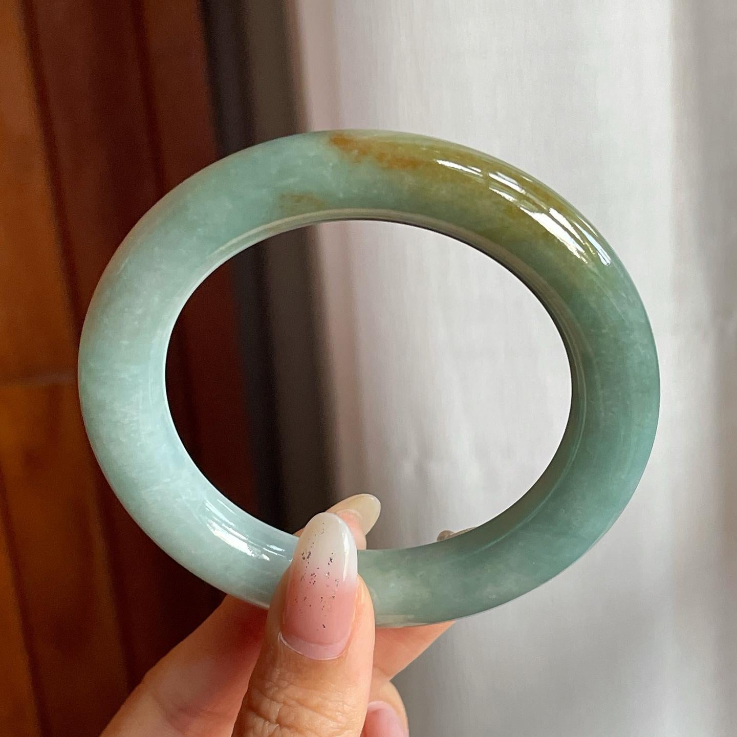 细糯种湖水绿带黄翡翡翠圆条手镯（56.7mm）（yc220245）