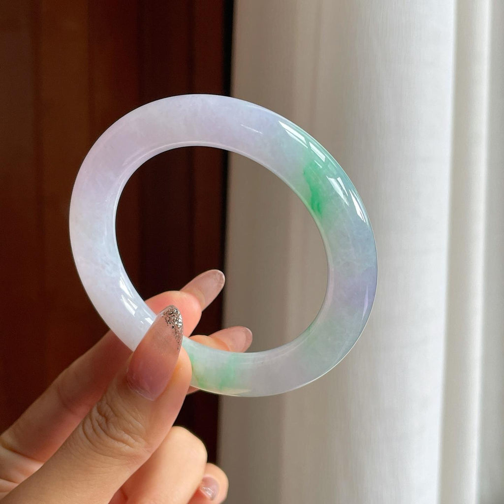 糯冰春底带色翡翠圆条手镯（55.5mm）（yc361745）