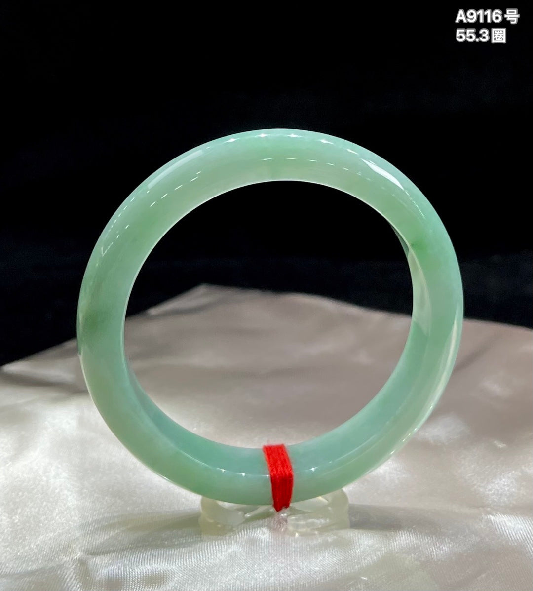 细糯冰果绿底平安镯，尺寸：55.3-12.4-8（wg0027415）