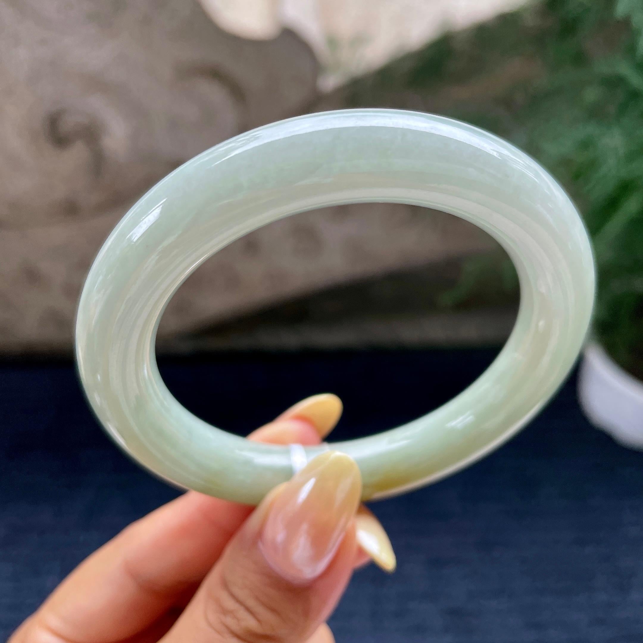 细糯种飘黄翡圆条手镯55.8圈 天然缅甸A货翡翠（yc464111）