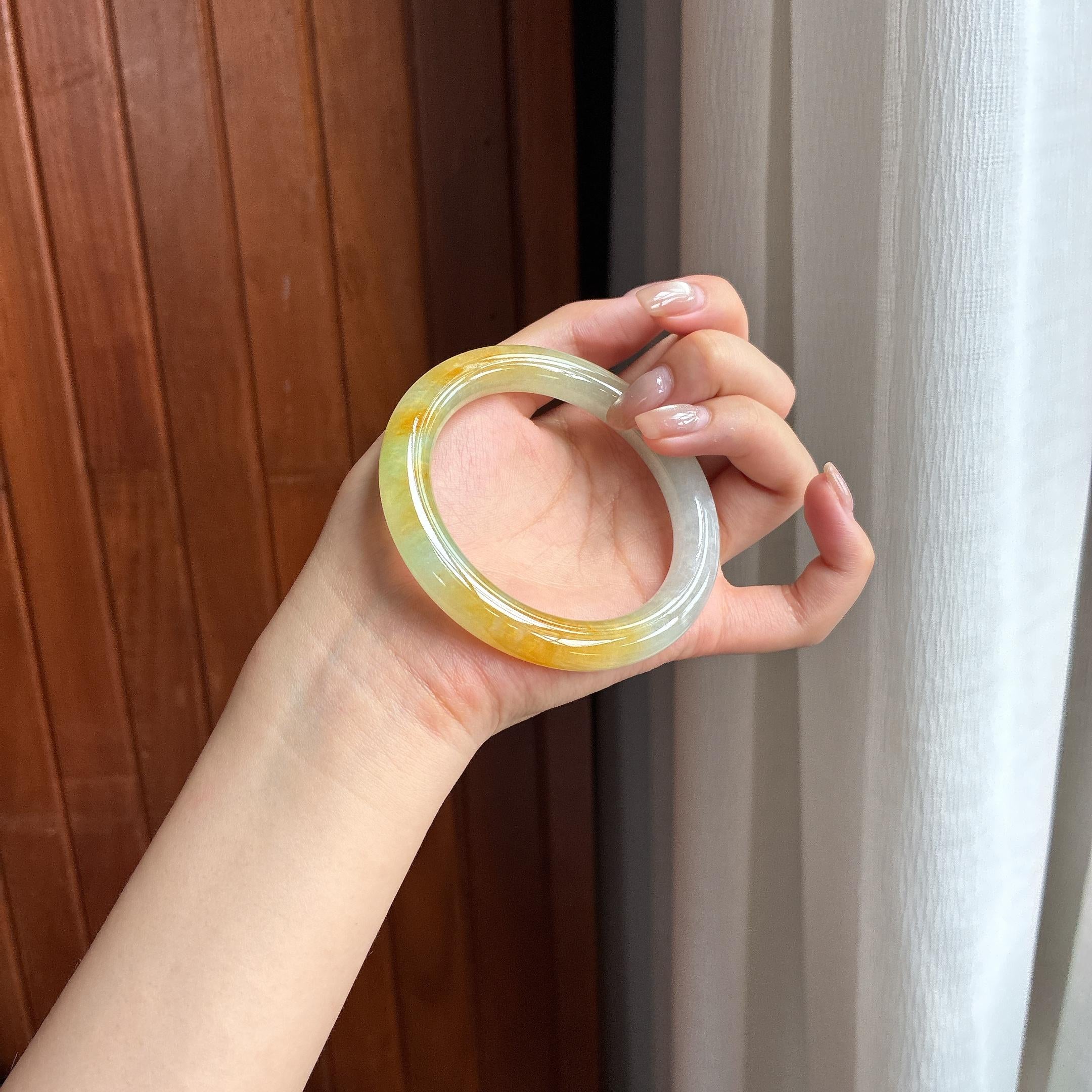 Vòng tay tròn ngọc phỉ thúy màu vàng băng như nếp đặc sắc, size 56, ngọc phỉ thúy tự nhiên loại A Myanmar (yc450850)