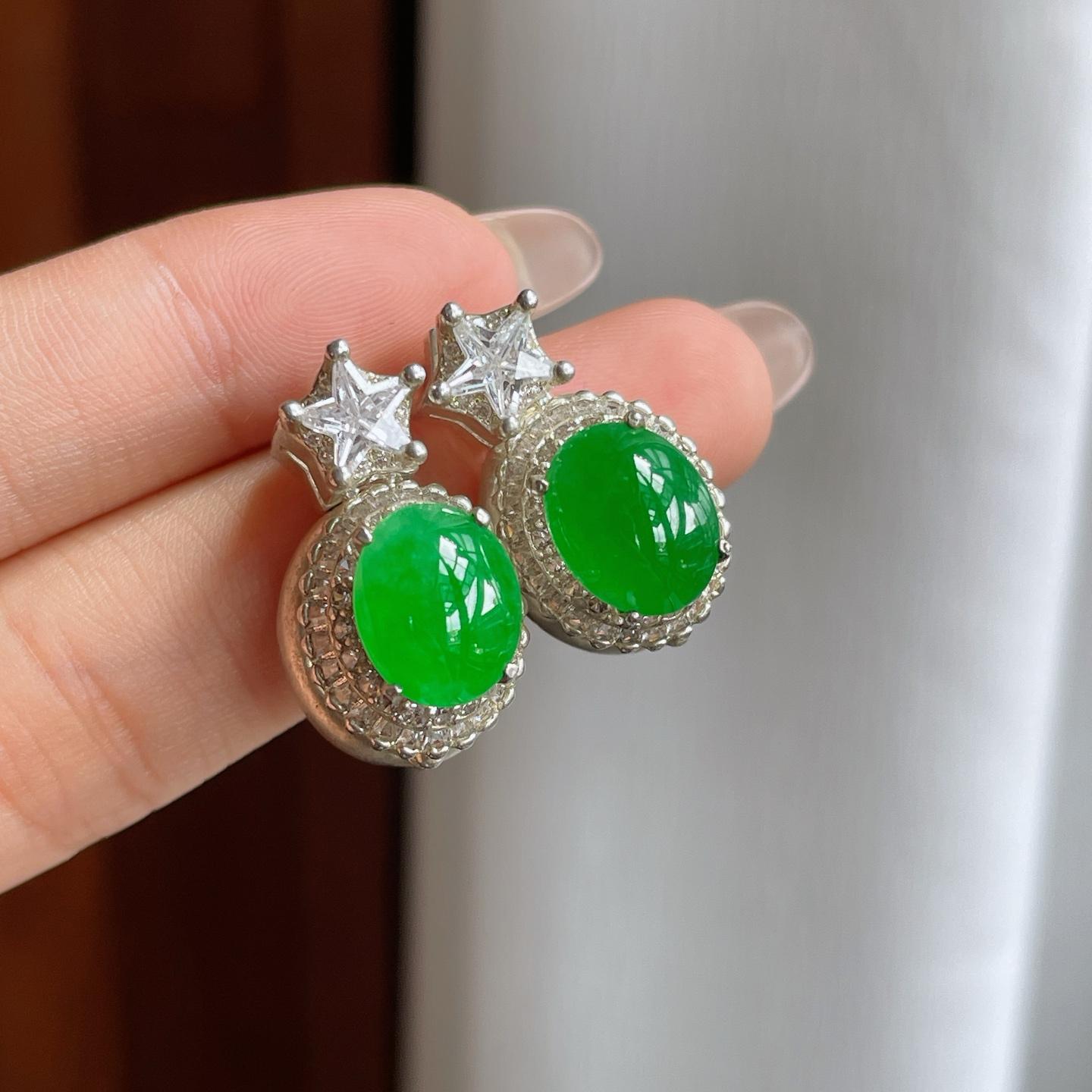 铜托糯冰满绿翡翠蛋面耳饰（yc246170）