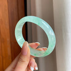 糯冰晴底洒金宽版翡翠贵妃镯（58.8mm)（yc419558）