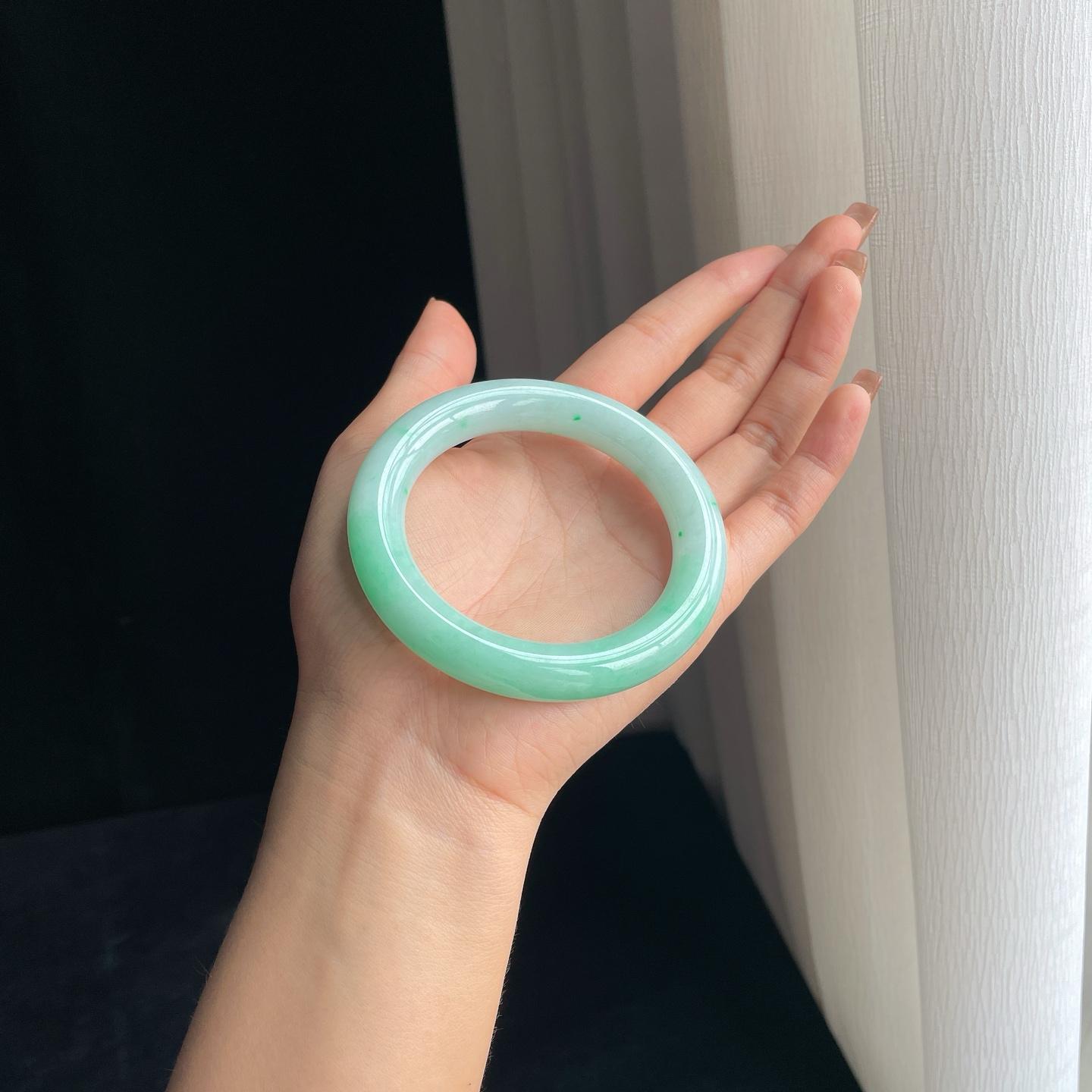 糯冰果绿翡翠圆条手镯（57mm）（yc378050）