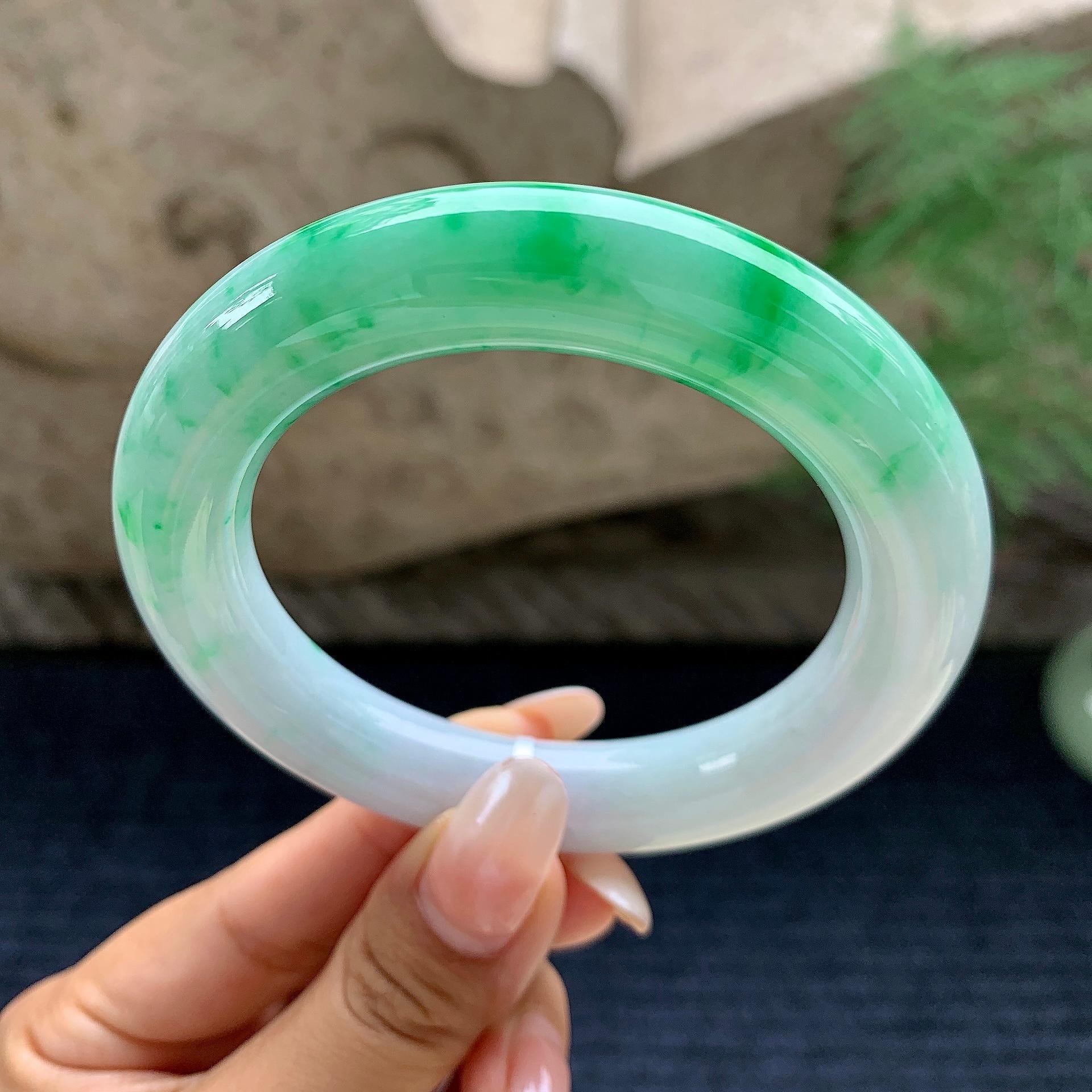 细糯种飘绿圆条手镯（56.7mm）