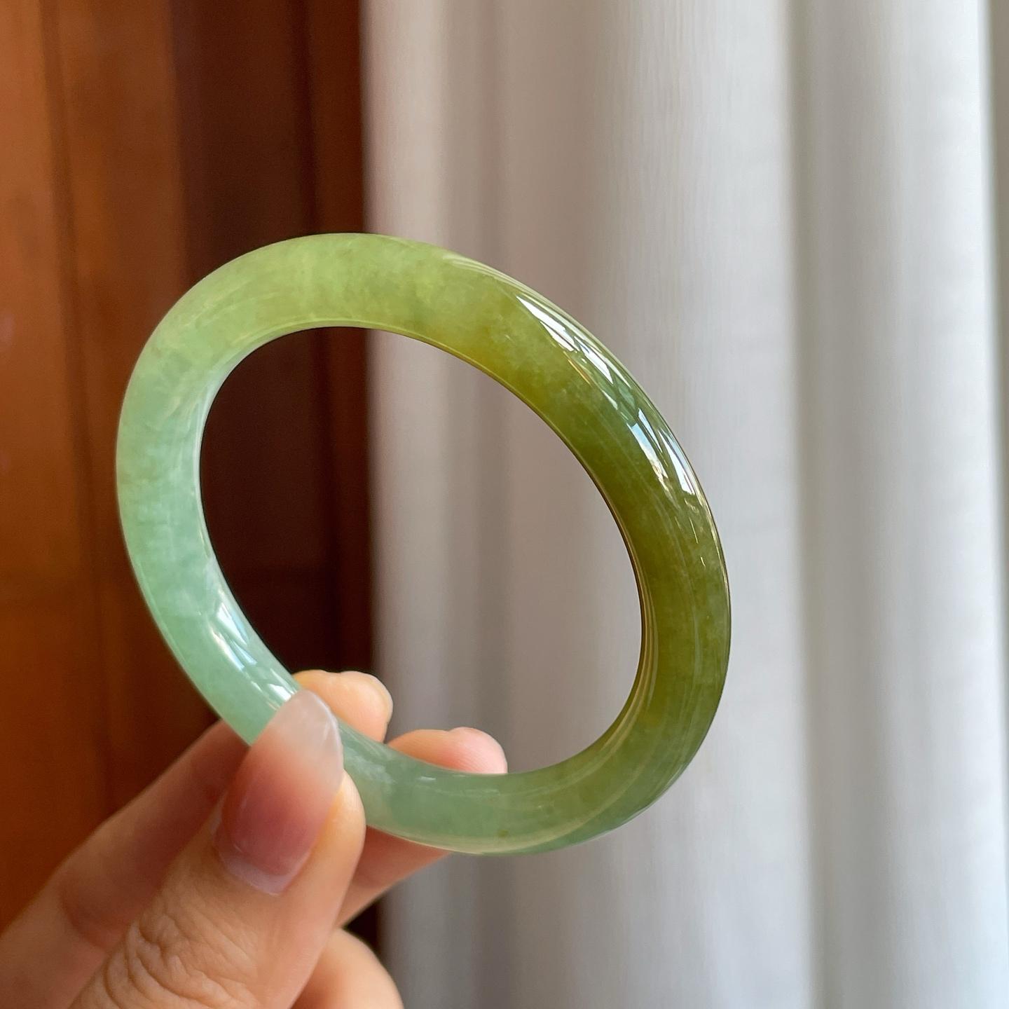 糯冰湖水绿带黄翡翠圆条手镯（52mm）（yc312924）