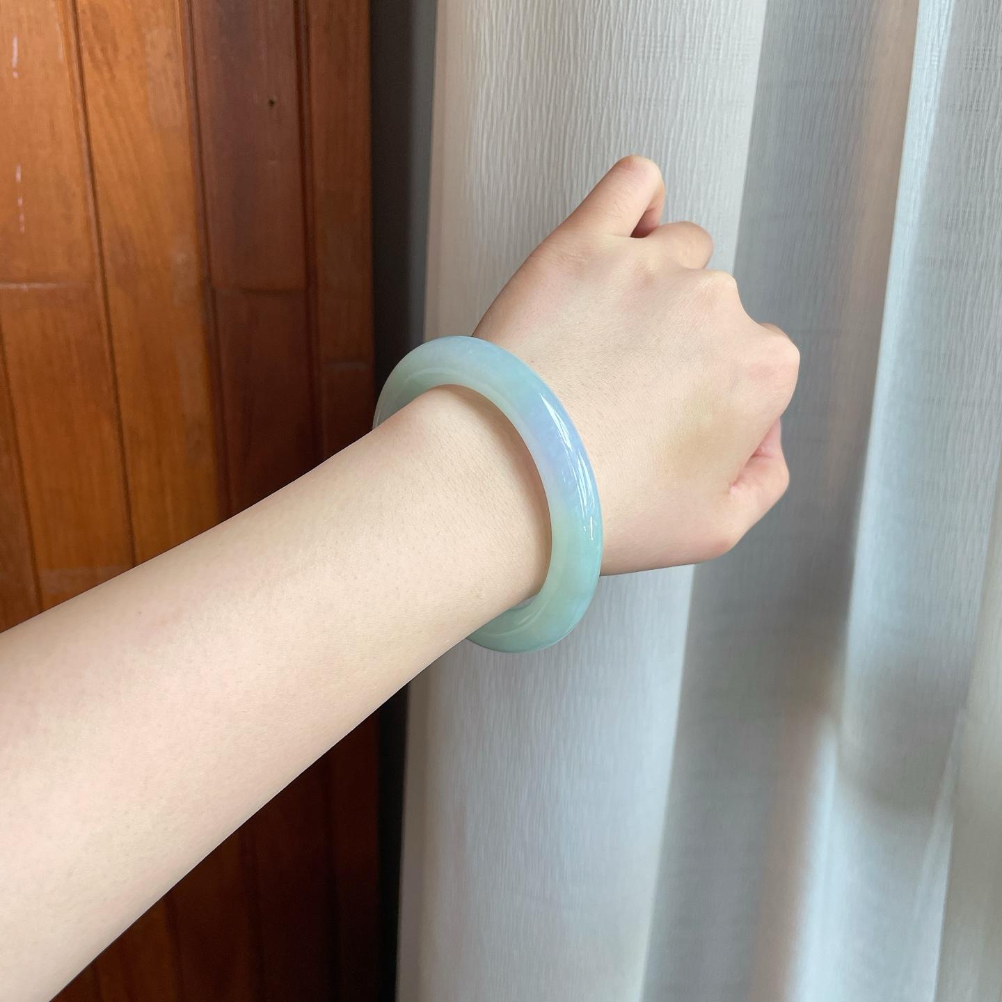 糯冰淡椿底翡翠圆条手镯（56.8mm）（yc282515）