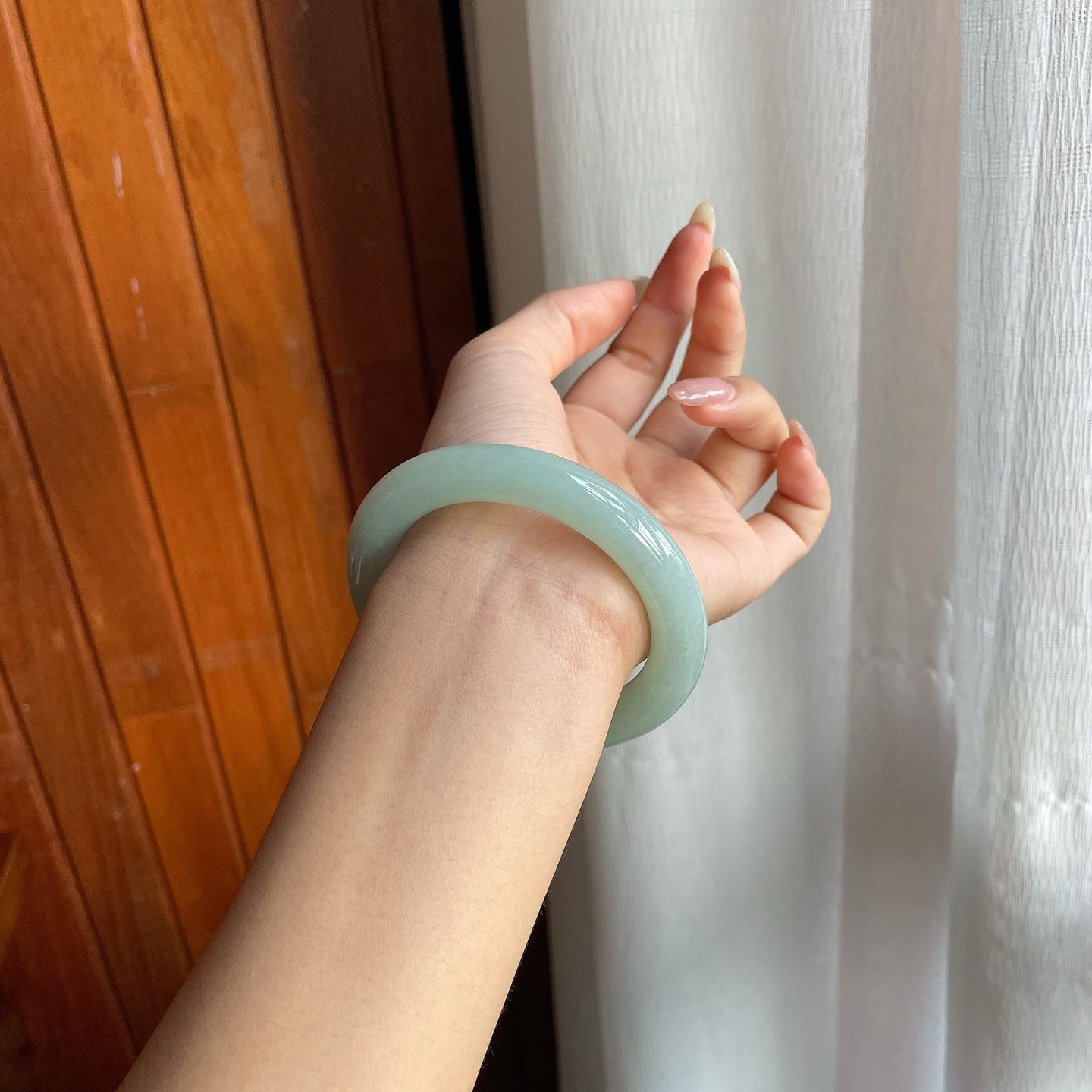 糯冰种晴底翡翠圆条手镯（55.7mm）（yc220879）