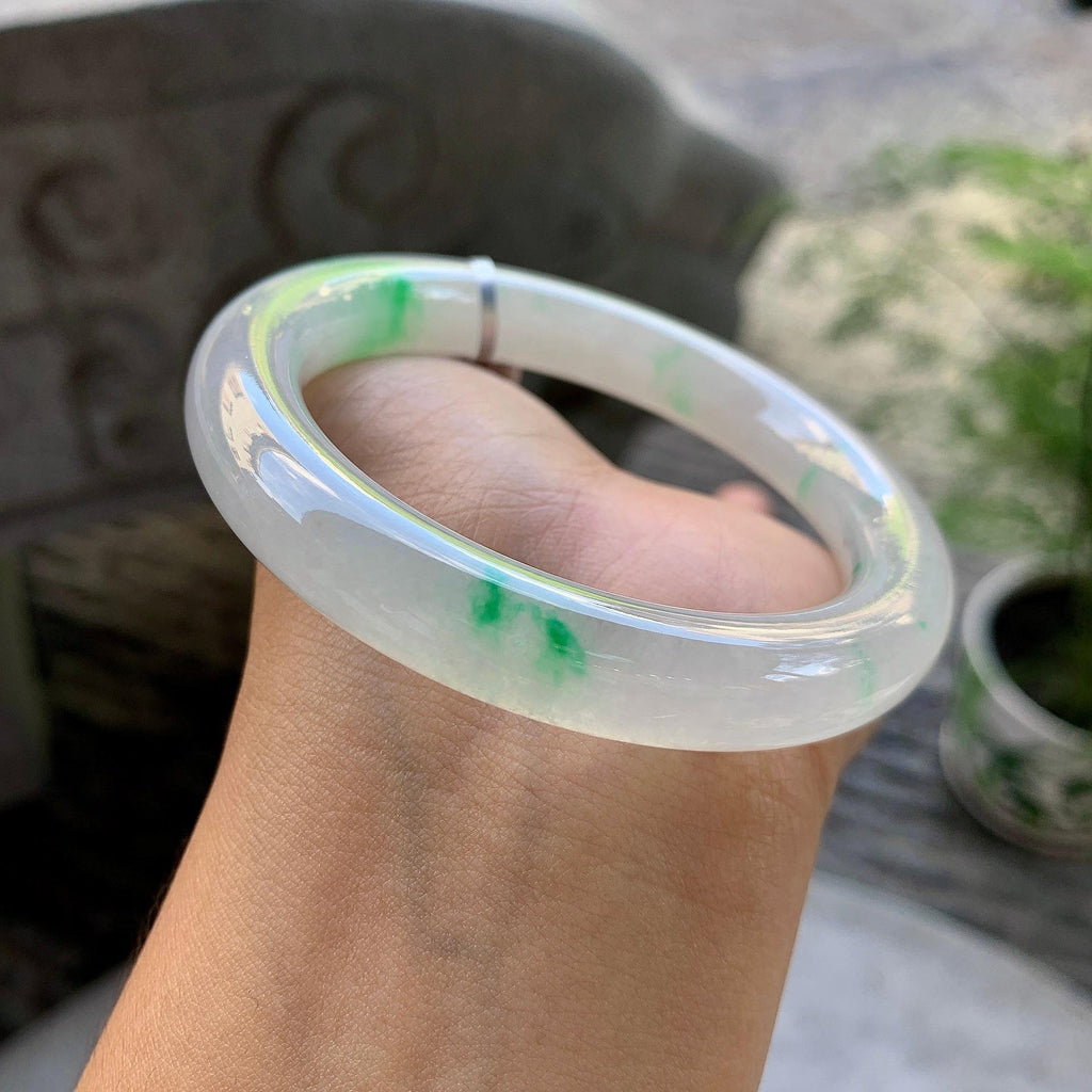 糯冰种飘绿圆条手镯（55.4mm）