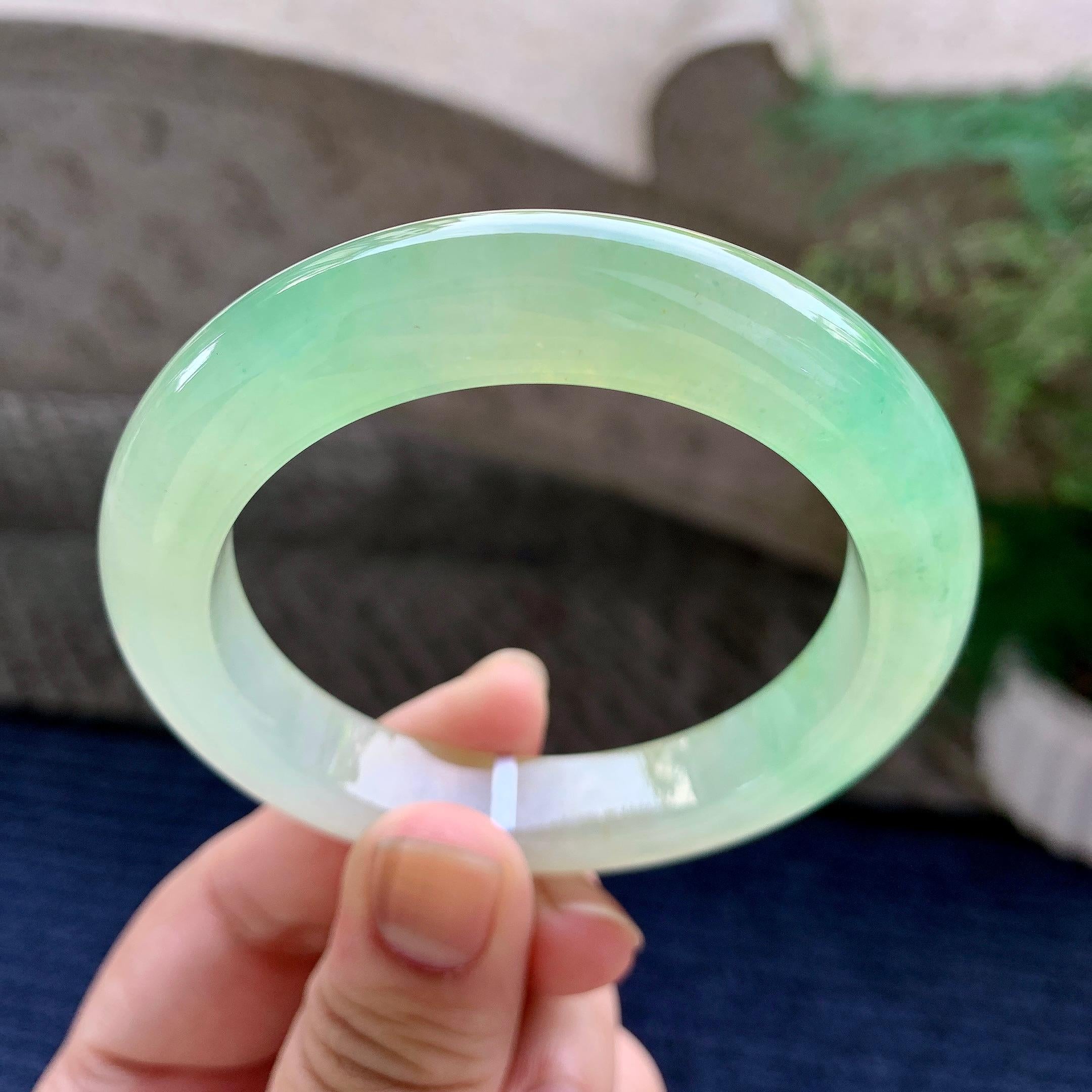 糯冰种黄加绿泥鳅背手镯（53mm）（yc233904）