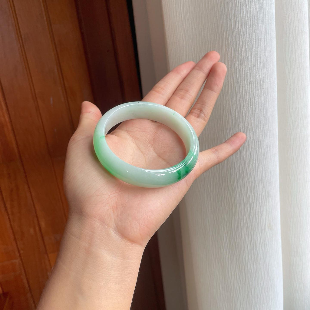 糯冰宽版飘绿花翡翠平安镯（60.5mm）（yc249150）