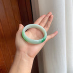 糯冰宽版飘绿花翡翠平安镯（60.5mm）（yc249150）
