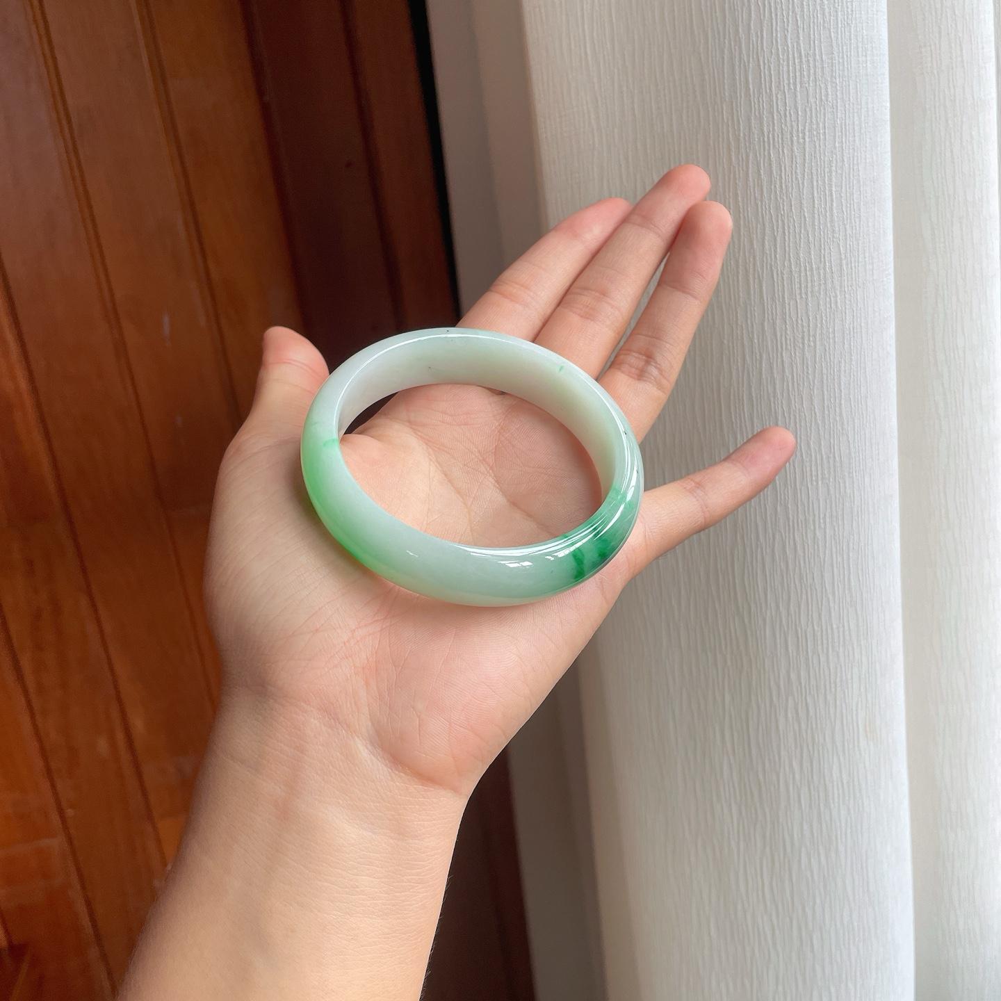 糯冰宽版飘绿花翡翠平安镯（60.5mm）（yc249150）