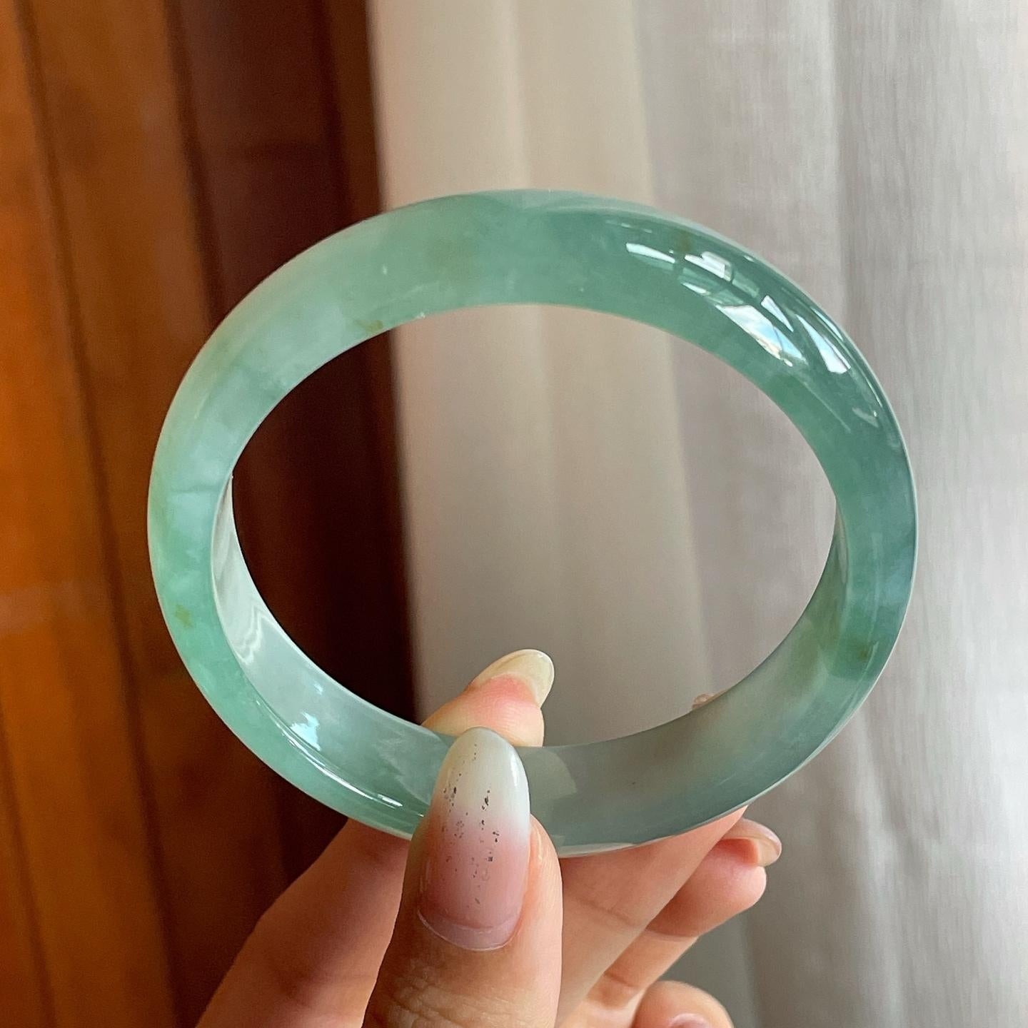 糯冰种湖水绿带黄翡翡翠平安镯（56mm）（yc220241）