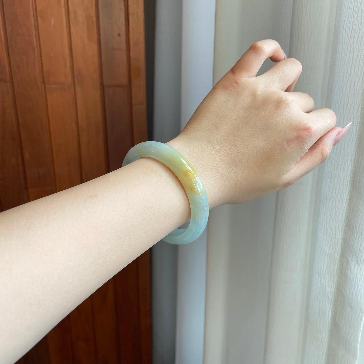 糯冰淡湖水绿带黄翡翡翠平安镯（56.6mm）（yc269675）