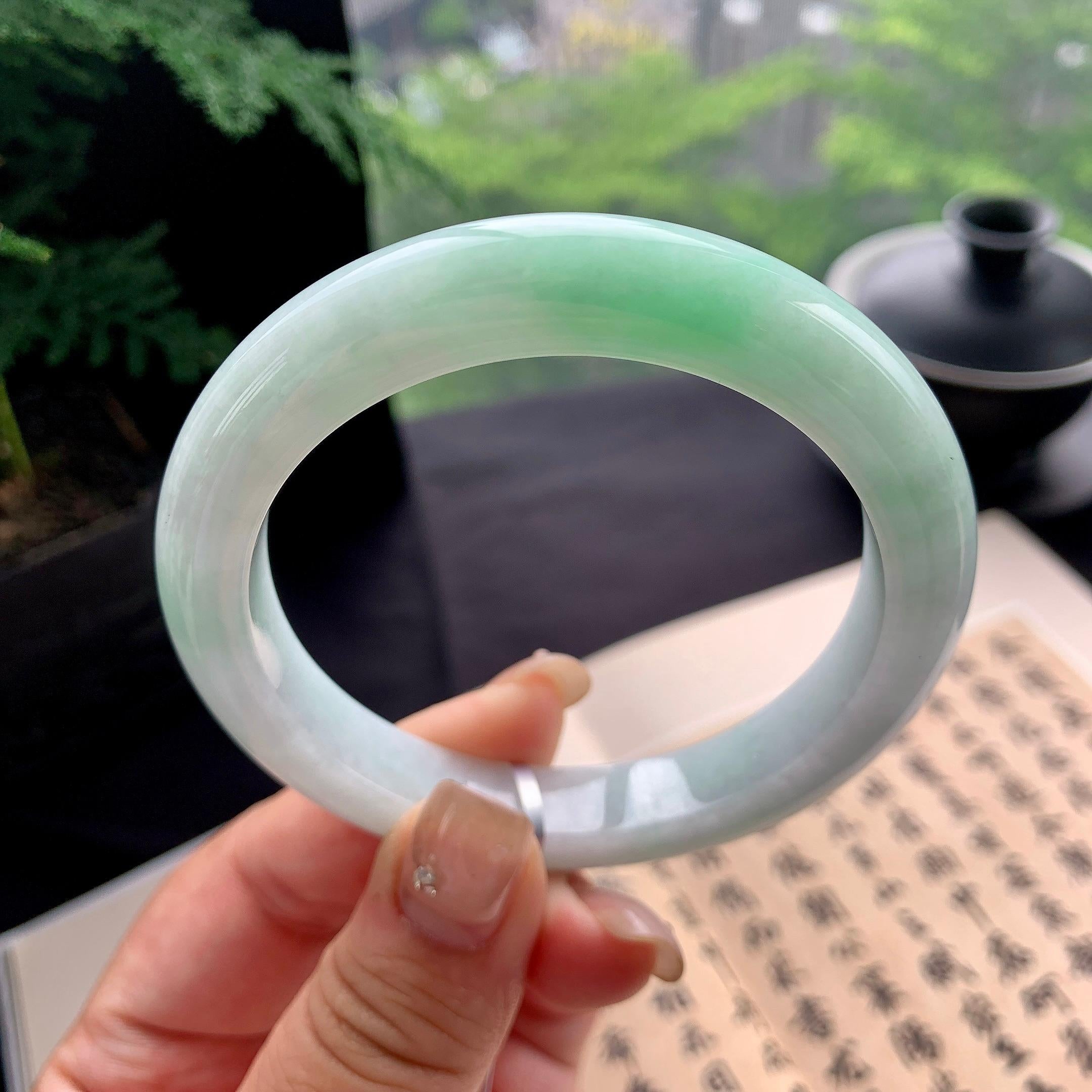 大圈口 细糯种淡晴底飘绿正圈平安镯 58.8圈口 天然缅甸A货翡翠（yc473058）