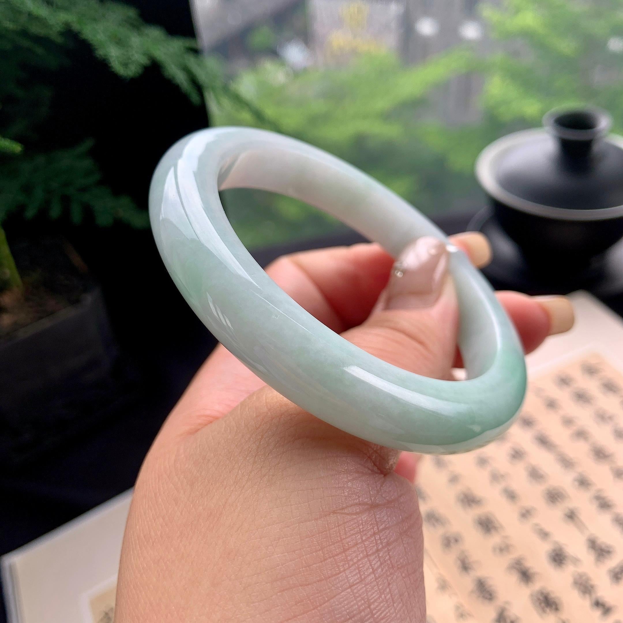 大圈口 细糯种淡晴底飘绿正圈平安镯 58.8圈口 天然缅甸A货翡翠（yc473058）