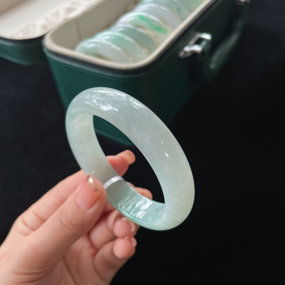 糯冰白底青正圈翡翠手镯（55.5mm）（yc019899）