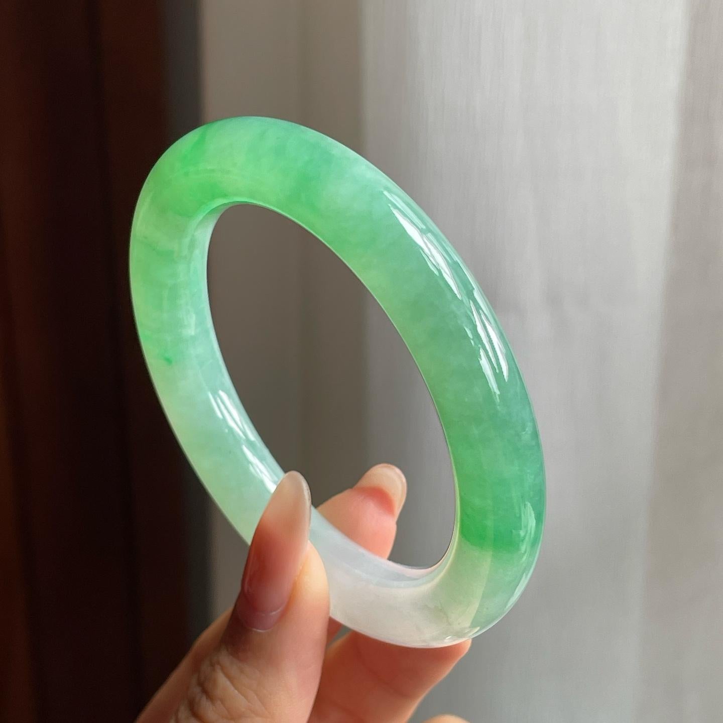 糯冰种飘绿花半山半水翡翠圆条手镯（52mm）（yc196581）
