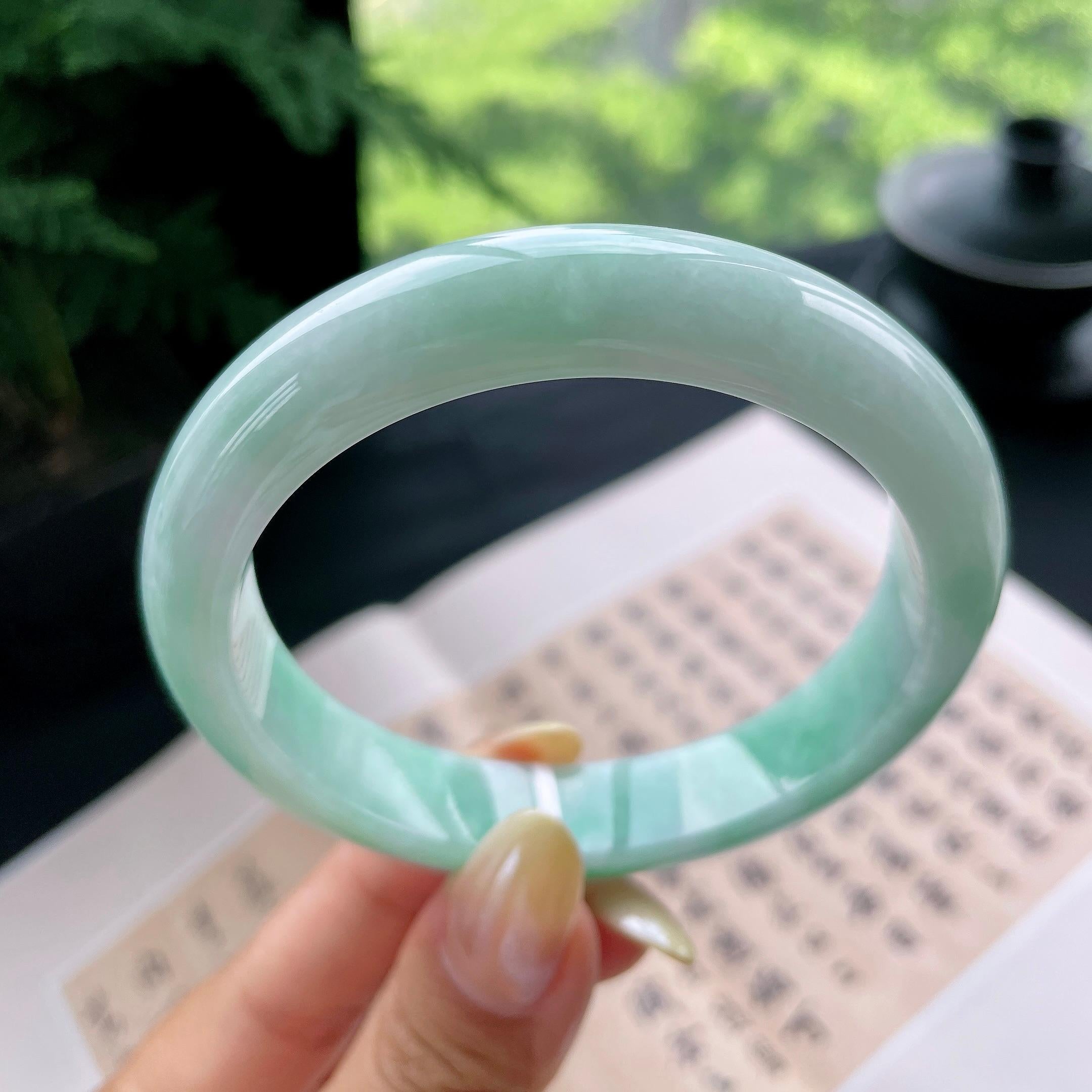 大圈口 细糯种飘绿正圈平安镯60.1圈 天然缅甸A货翡翠（yc473053）