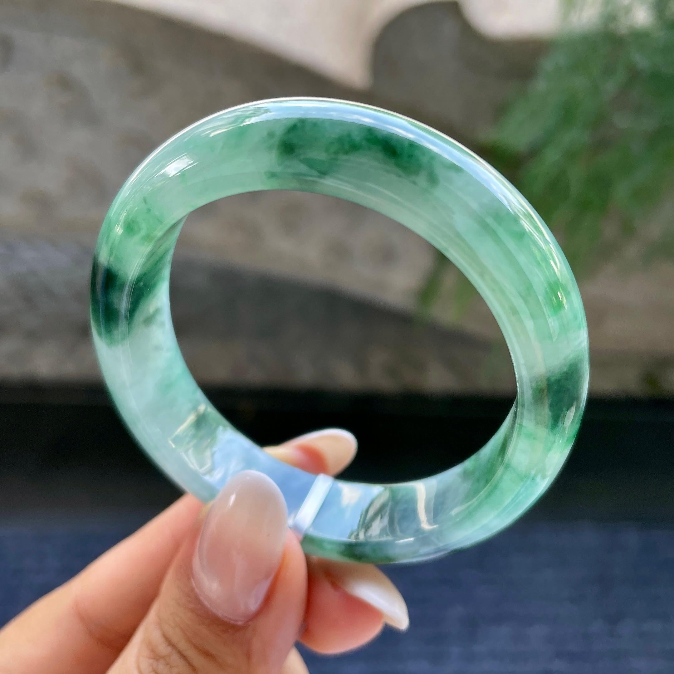 小圈口    细糯种飘绿贵妃手镯     52.4圈     天然缅甸A货翡翠（yc408853）