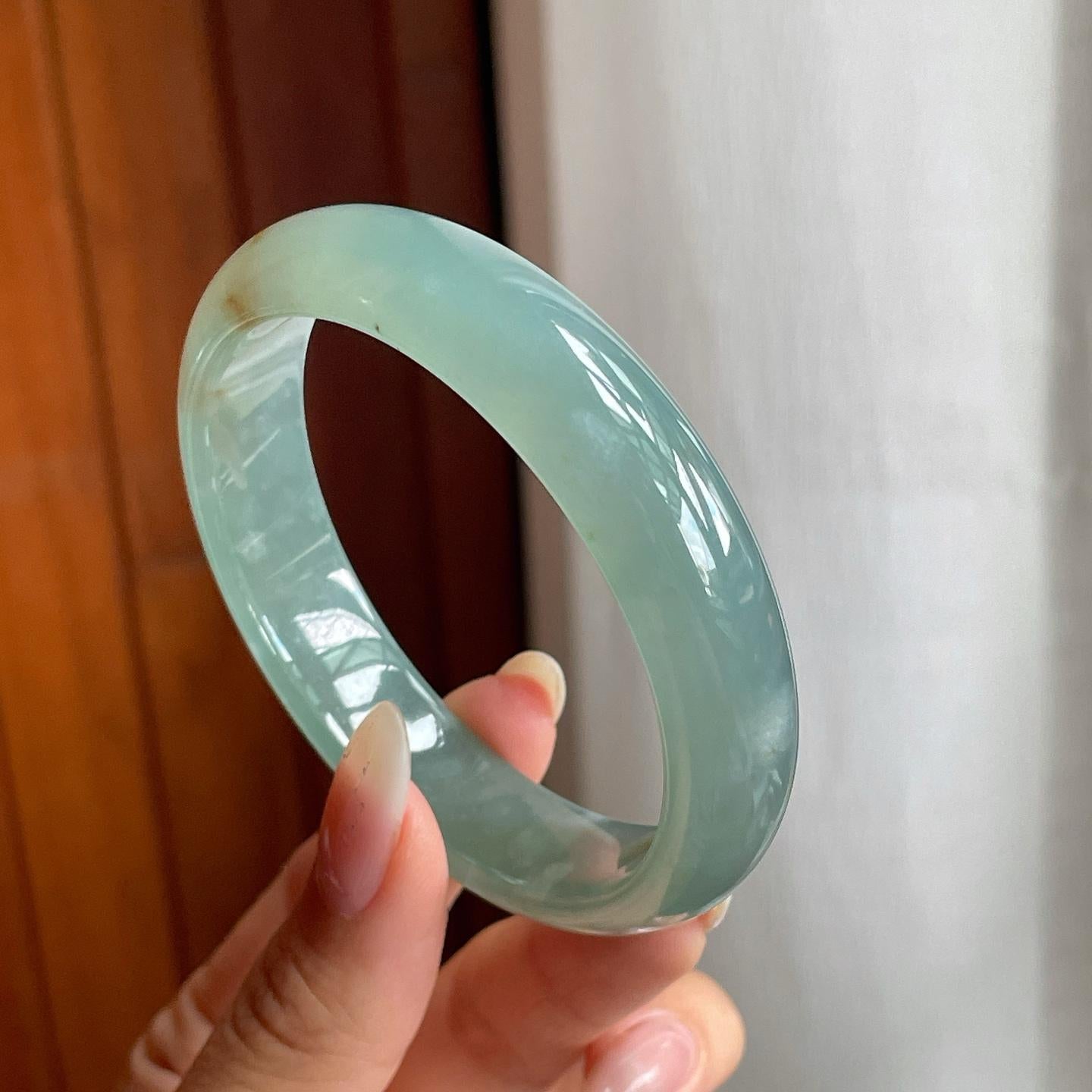 糯冰种湖水绿带黄翡翡翠平安镯（56.3mm）（yc220878）