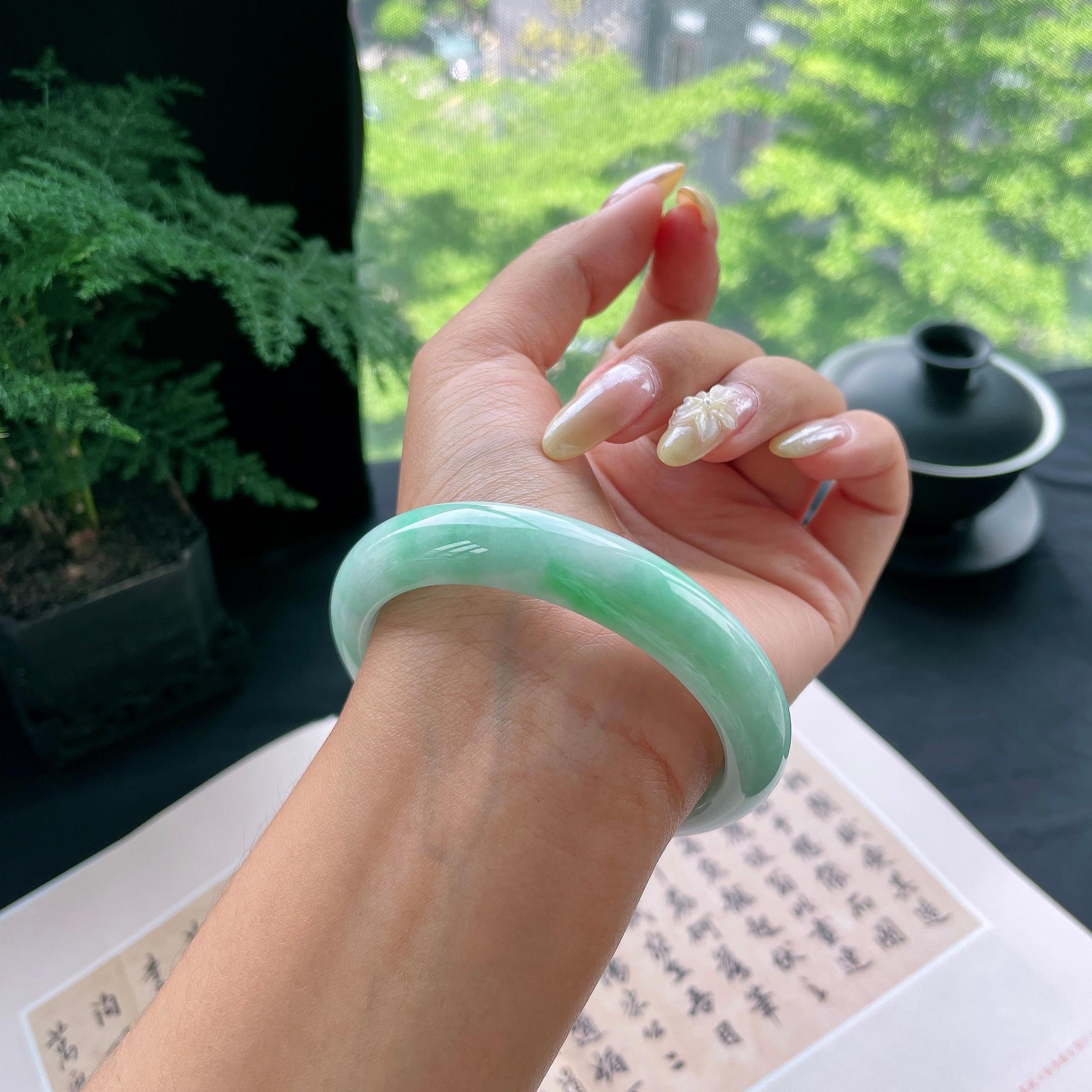 大圈口 细糯种飘绿正圈平安镯60.1圈 天然缅甸A货翡翠（yc473053）