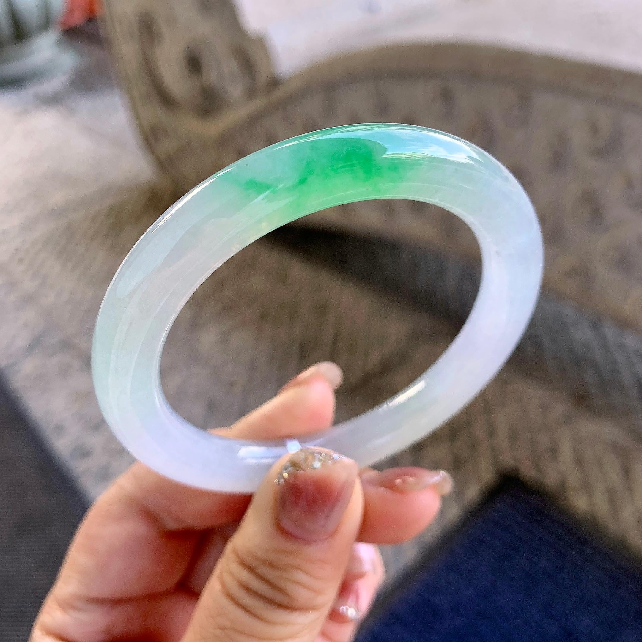 糯冰种淡紫底飘绿圆条手镯（53.4mm）（yc290113）