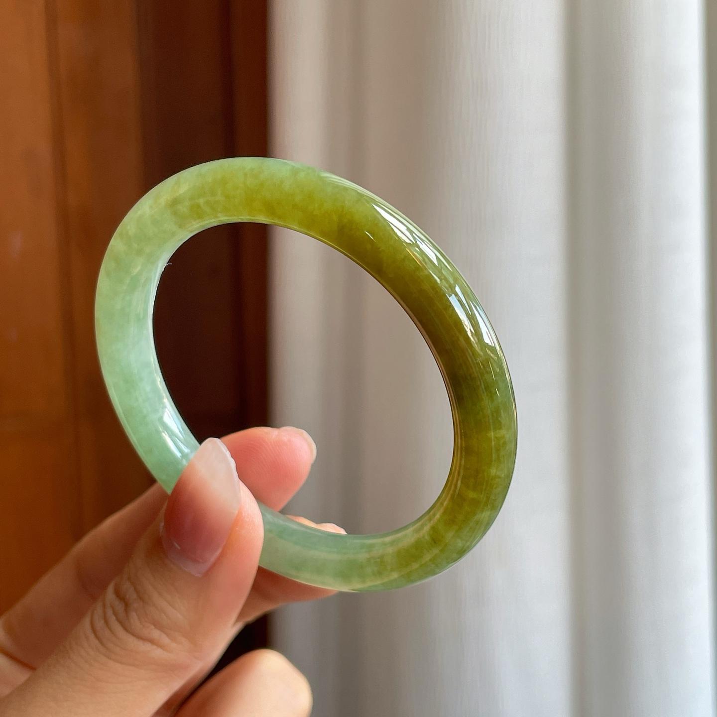 糯冰湖水绿带黄翡翠圆条手镯（52mm）（yc312924）