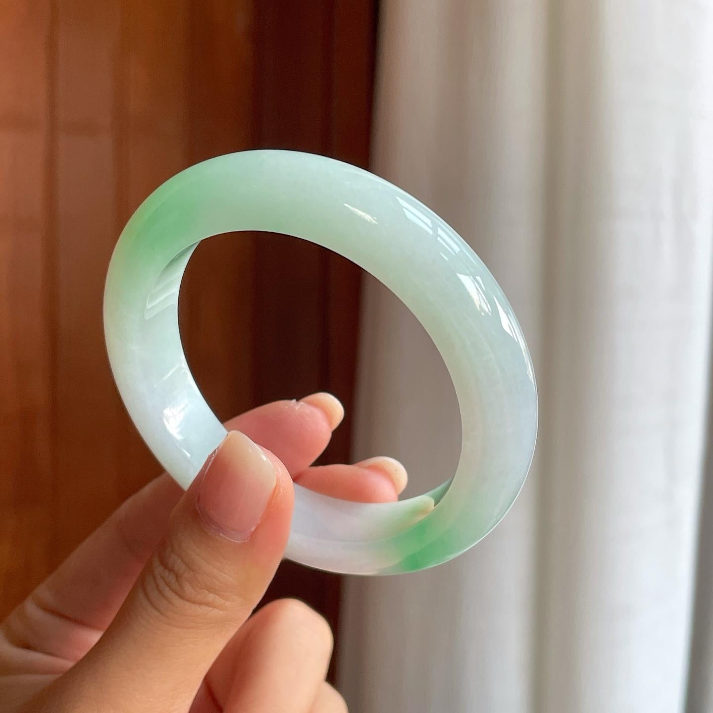 糯冰飘绿翡翠平安镯（55.8mm）（yc411302）