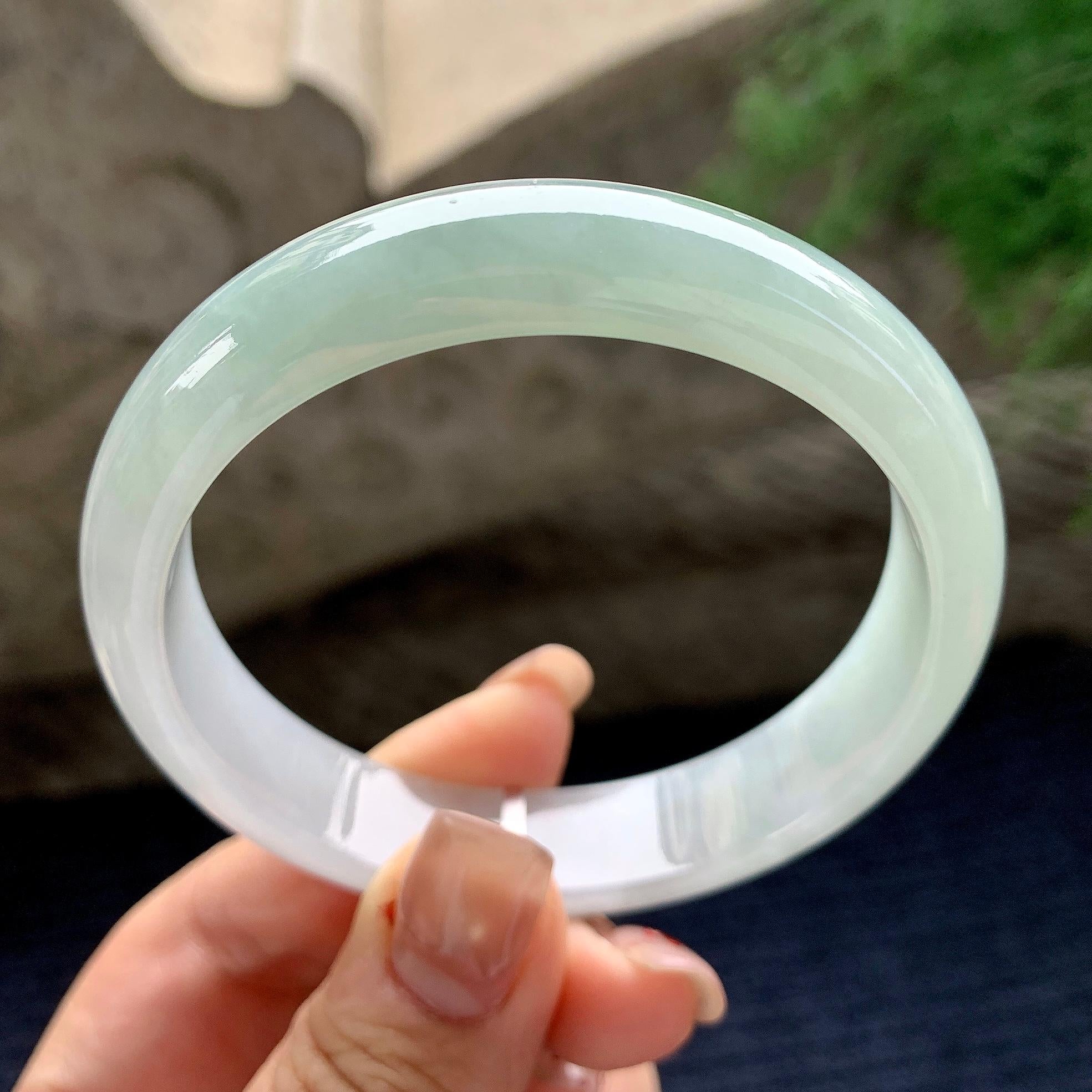 大圈口 细糯种淡晴底飘绿花正圈平安镯  58.2圈口  天然缅甸A货翡翠（yc358875）