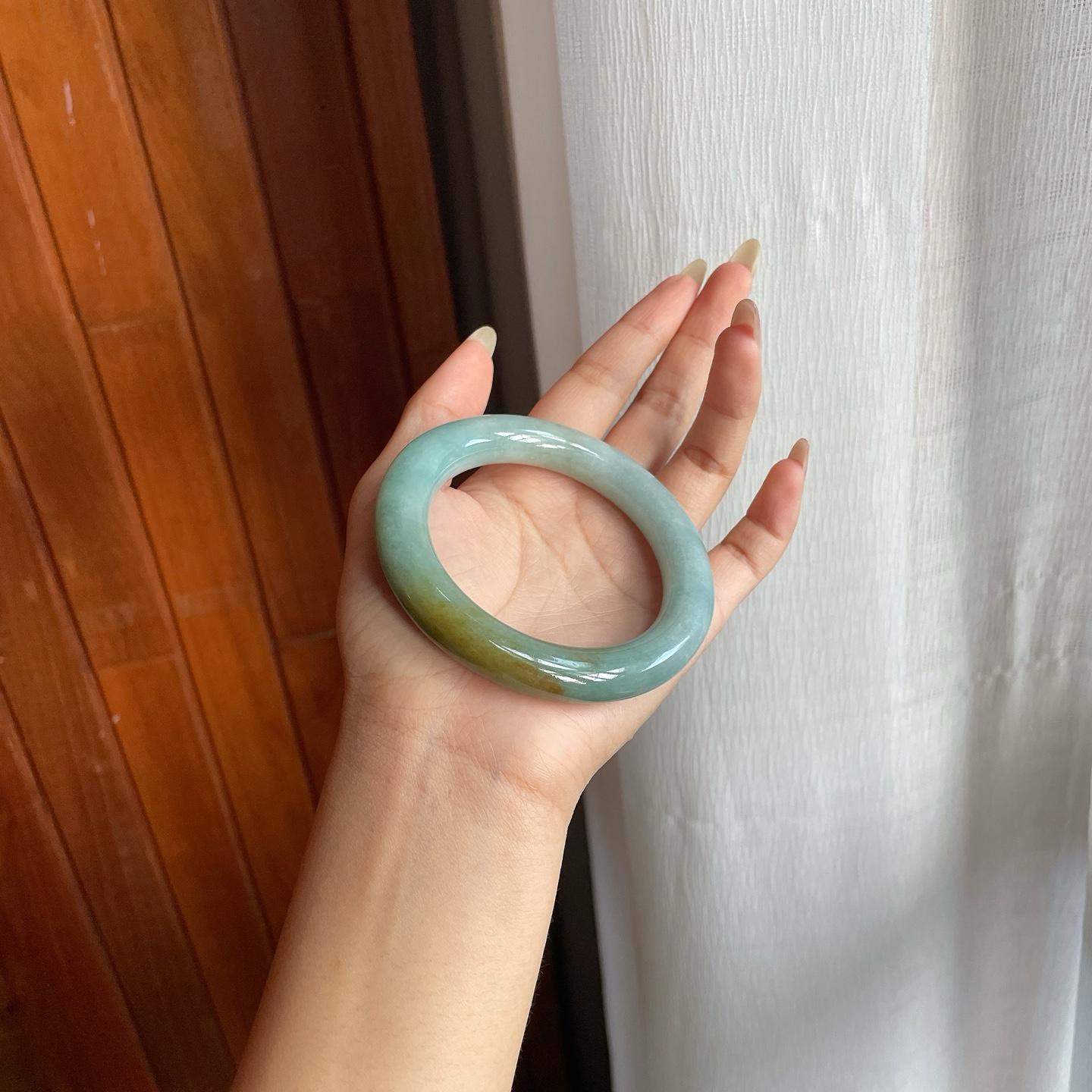 细糯种湖水绿带黄翡翡翠圆条手镯（56.7mm）（yc220245）