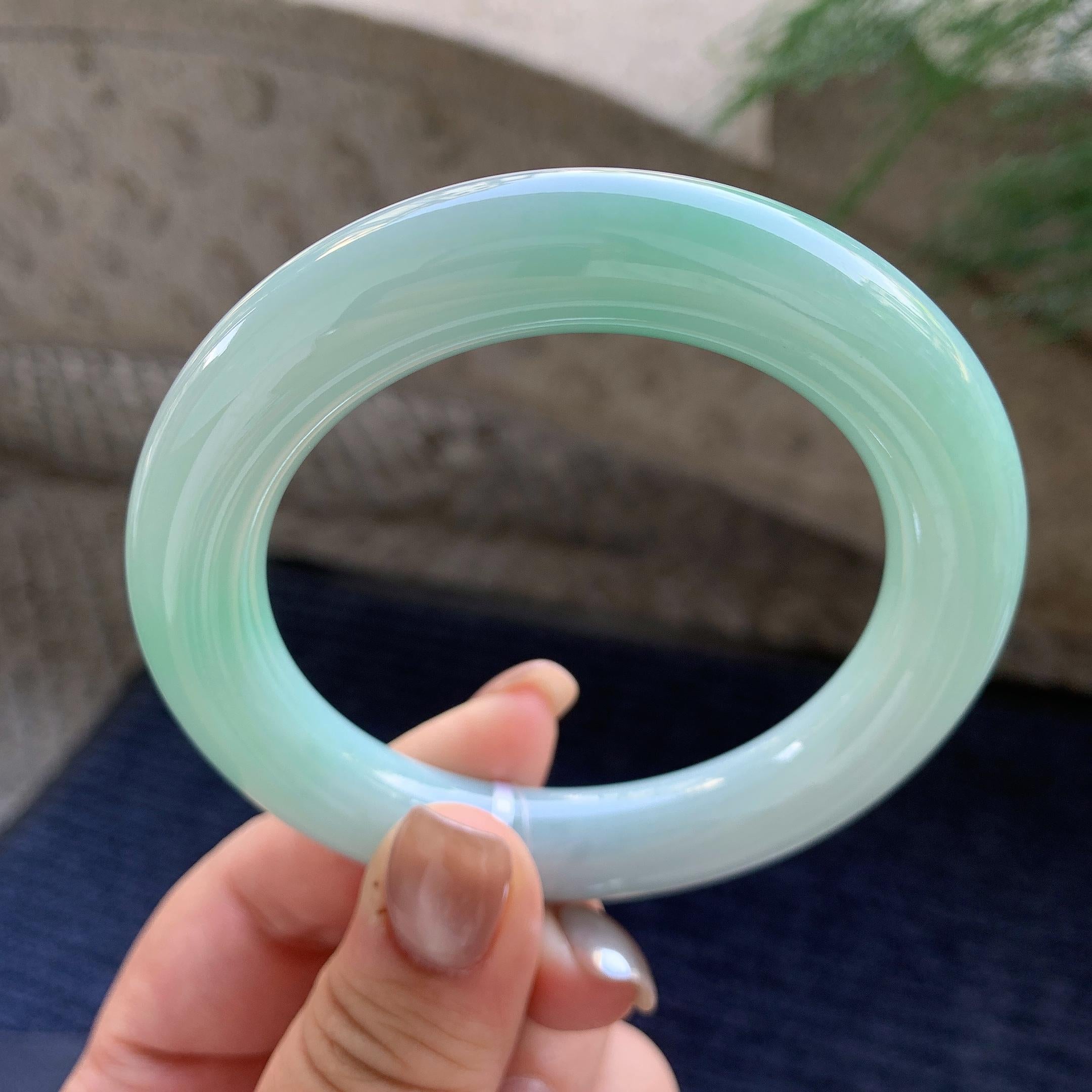大圈口  细糯种飘绿圆条手镯  58.4圈口  天然缅甸A货翡翠（yc424744）