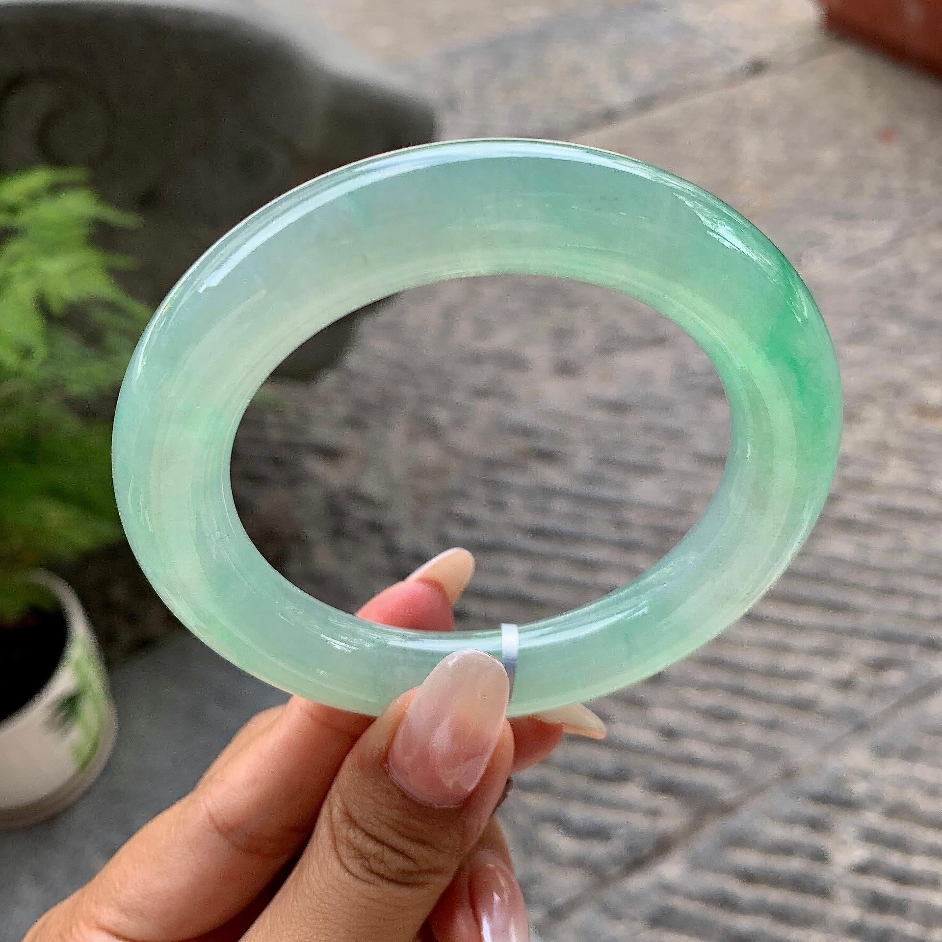糯冰种晴水飘绿圆条手镯（57.9mm）（yc195340）