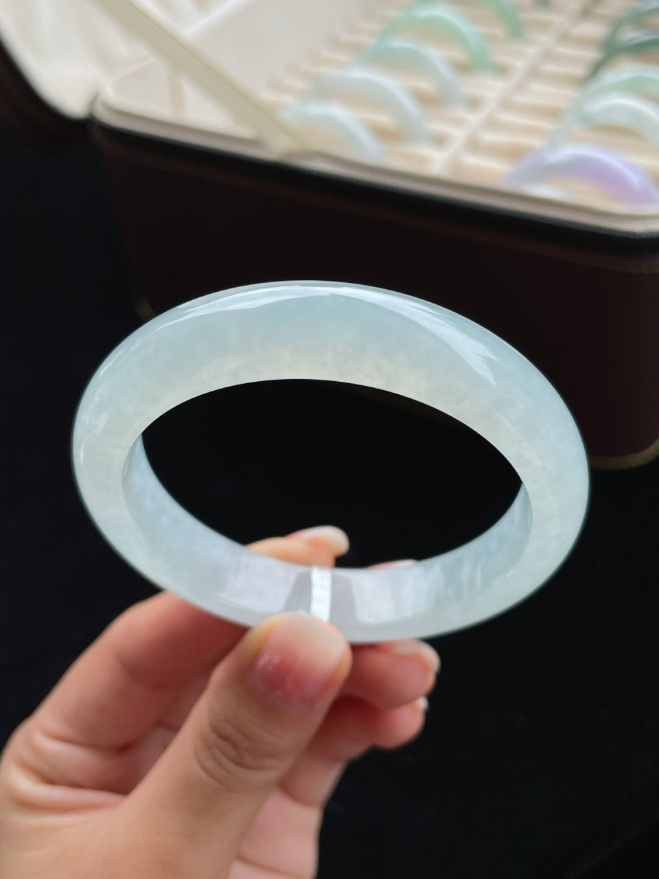 冰种带有淡淡的蓝味正圈翡翠手镯（57mm）