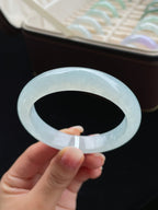 冰种带有淡淡的蓝味正圈翡翠手镯（57mm）