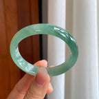 糯冰湖水绿飘花翡翠贵妃镯（54.8mm）（yc312892）