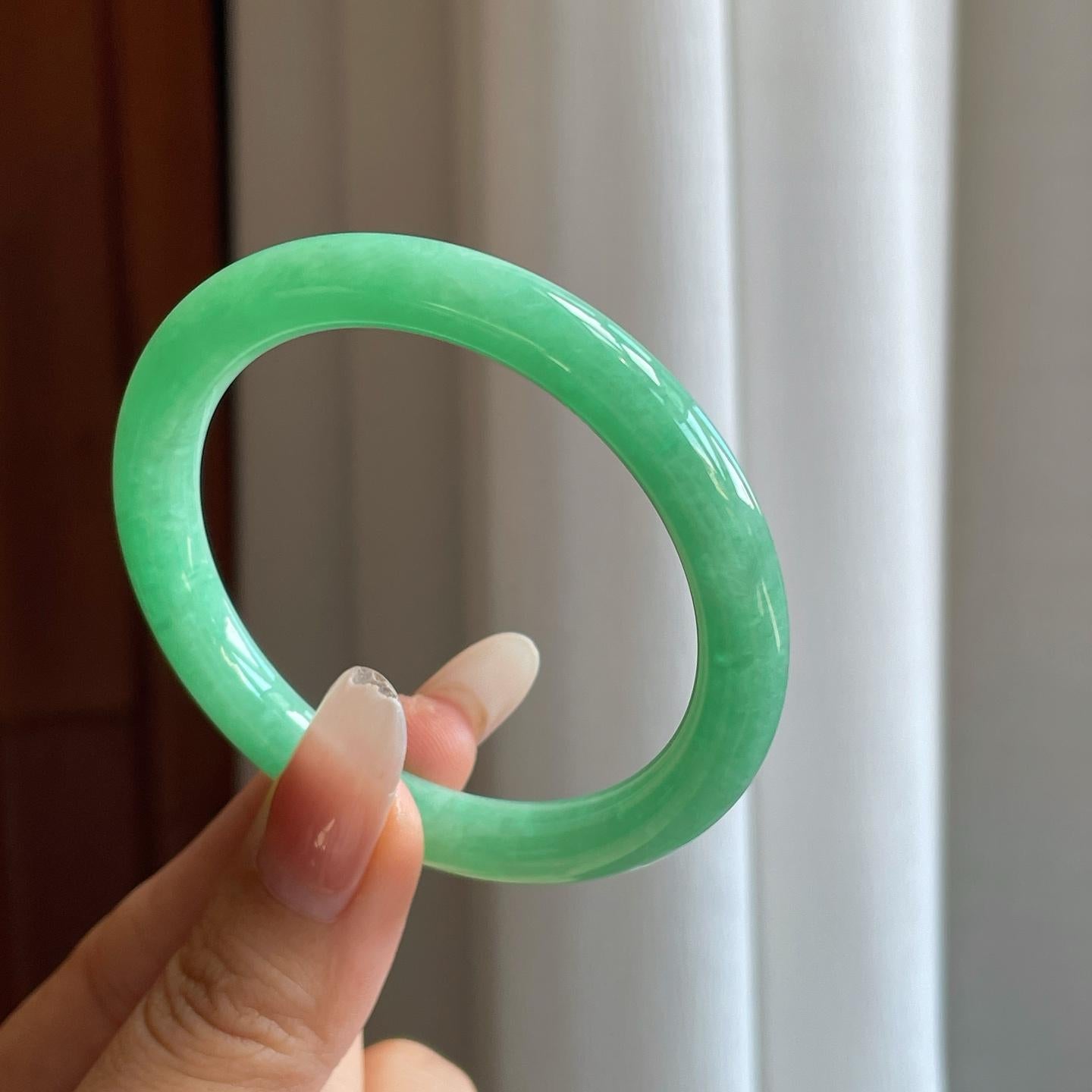 糯冰果绿翡翠圆条手镯（50.5mm）（yc274566）
