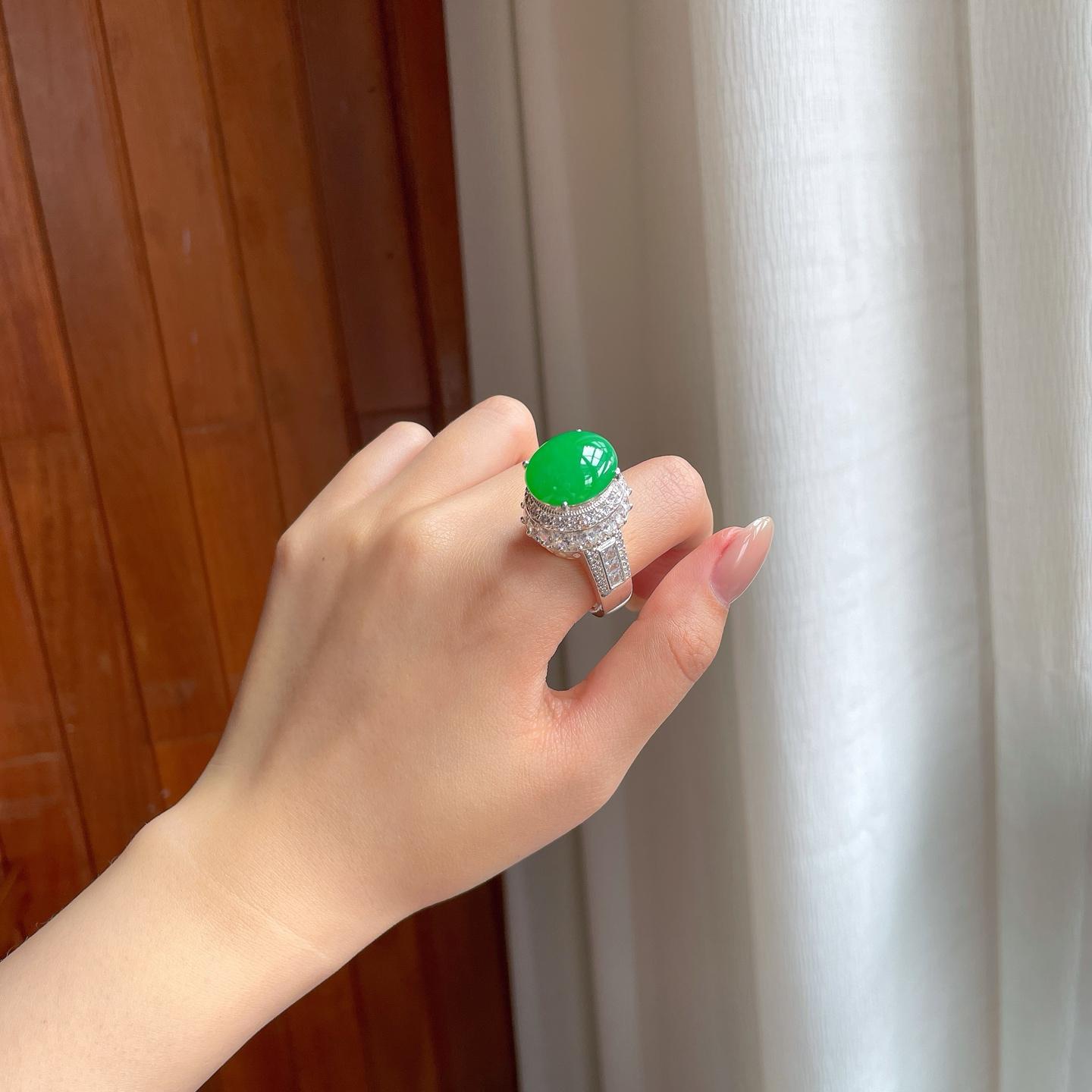 铜托冰种阳绿翡翠蛋面（yc370396）